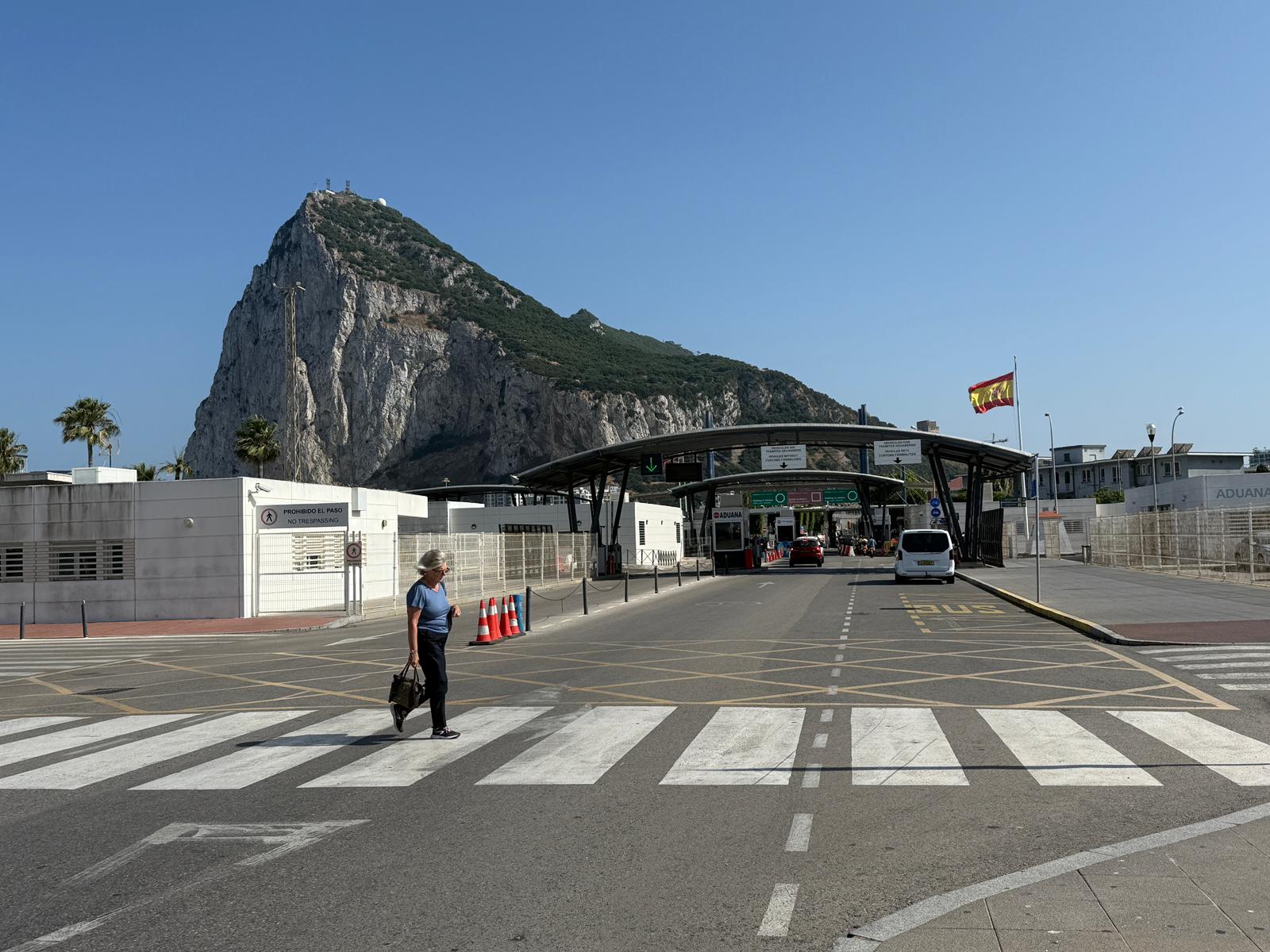 Albares vaticina que el tratado sobre Gibraltar estará redactado en otoño y la Verja eliminada "pronto".