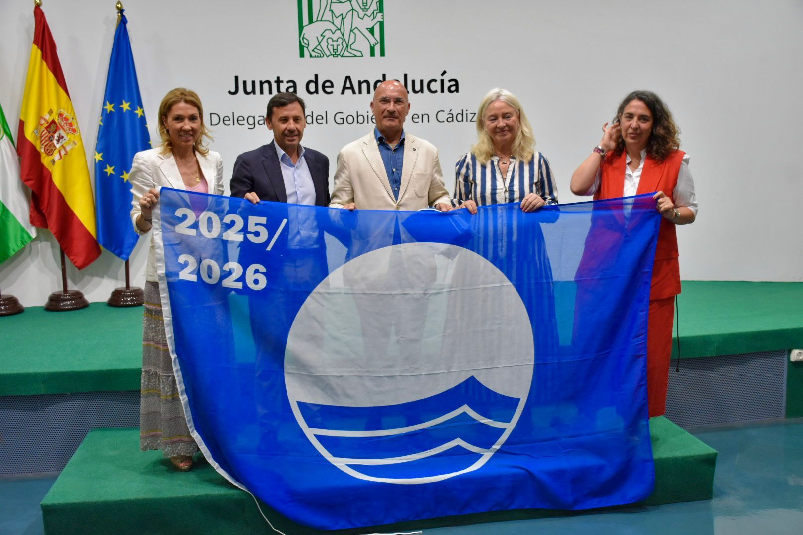 Algeciras recoge en Cádiz la Bandera Azul de la playa de Getares .