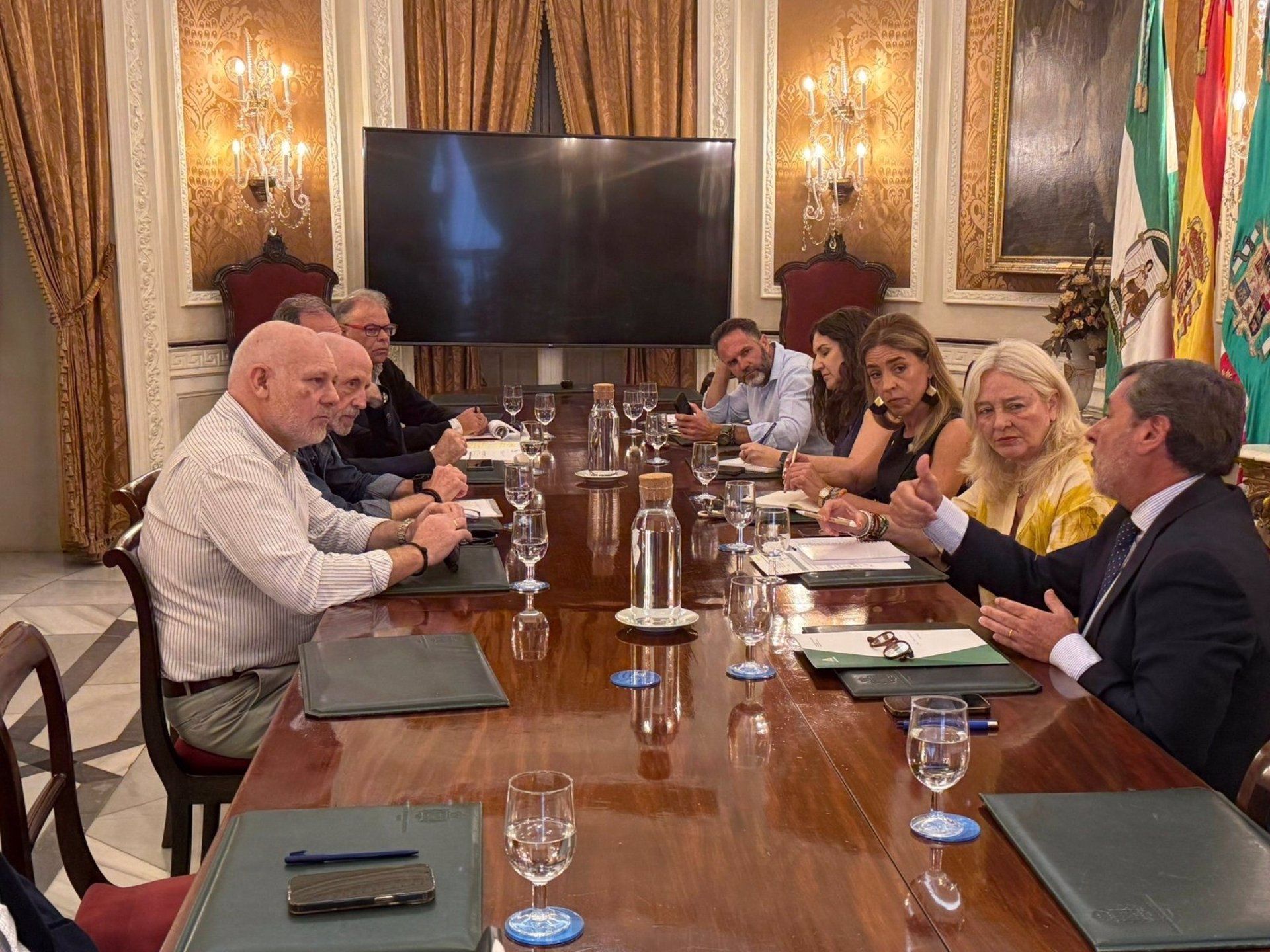 La presidenta de la Diputación de Cádiz, Almudena Martínez, y la delegada de la Junta en Cádiz, Mercedes Colombo, en una reunión técnica sobre la residencia de mayores de La Línea de la Concepción (Cádiz). - DIPUTACIÓN DE CÁDIZ