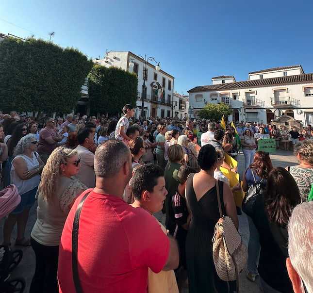 Vecinos de Los Barrios protestan contra el precio del agua: "menos subidas y más inversiones".