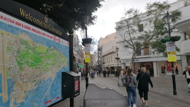 Gibraltar tendrá que aplicar un impuesto sobre ventas de al menos el 15%, según el acuerdo. En esta imagen, entrada a Main Street.
