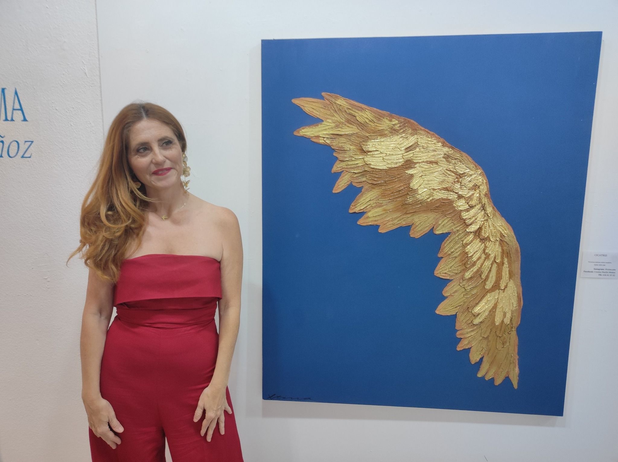 Cristina Harillo posa ante una de sus obras con las famosas alas.