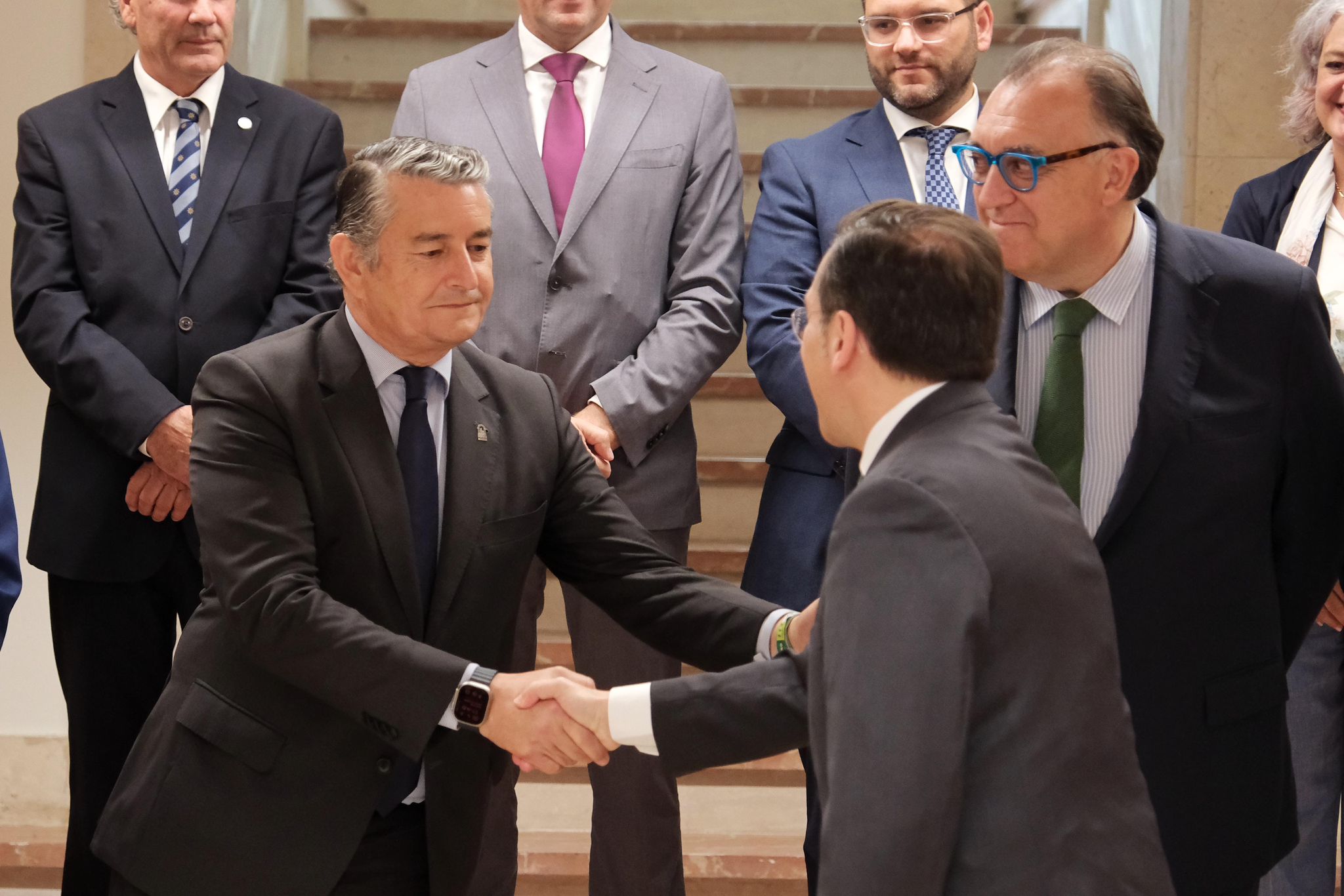 Antonio Sanz y José Manuel Albares se saludan. 