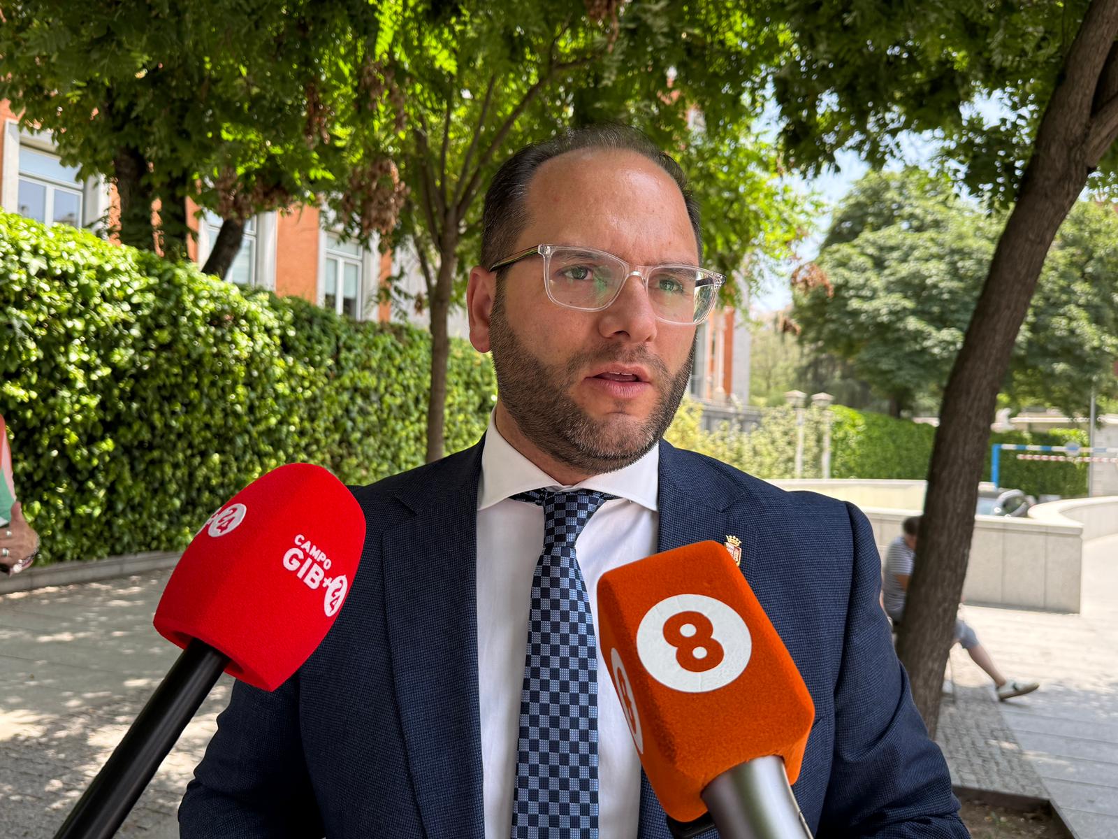 Vaca asegura que el acuerdo de Gibraltar permitirá avanzar hacia la zona de prosperidad compartida. En esta imagen, Adrián Vaca atiende a los medios comarcales desplazados a Madrid. Foto: S.D. / 8Directo. 
