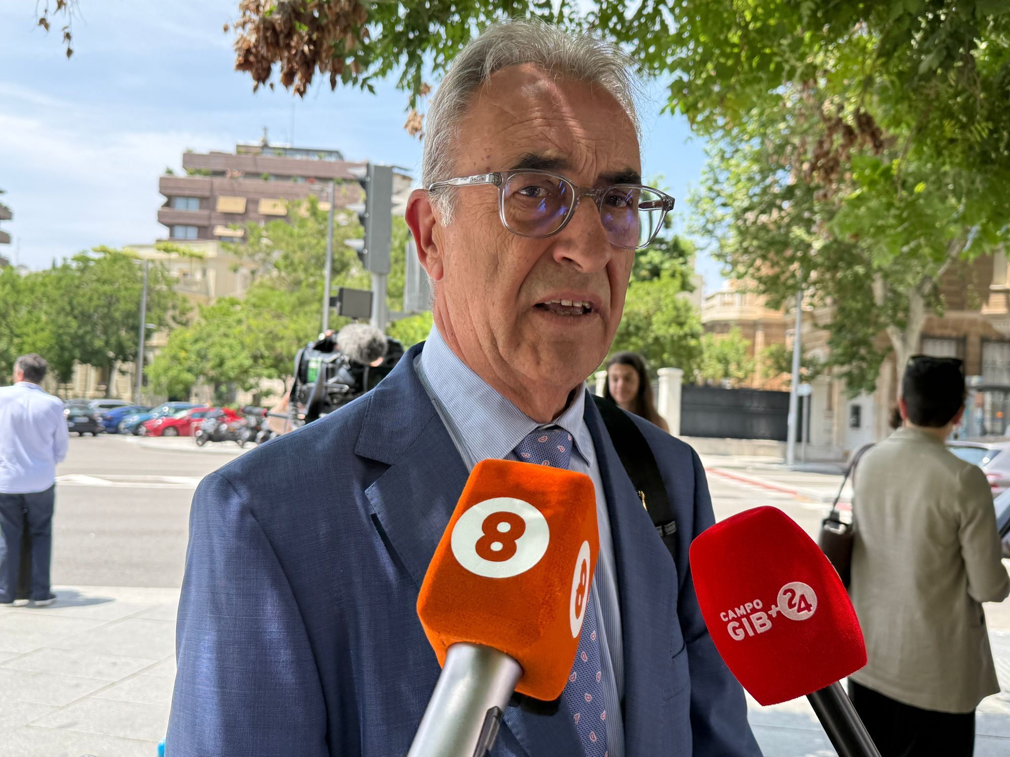 El alcalde de Tarifa ve en el uso compartido del aeropuerto una oportunidad para el turismo. Santos Perea atiende a los medios tras la reunión de este viernes con el ministro de Exteriores. Foto: S.D. / 8Directo.