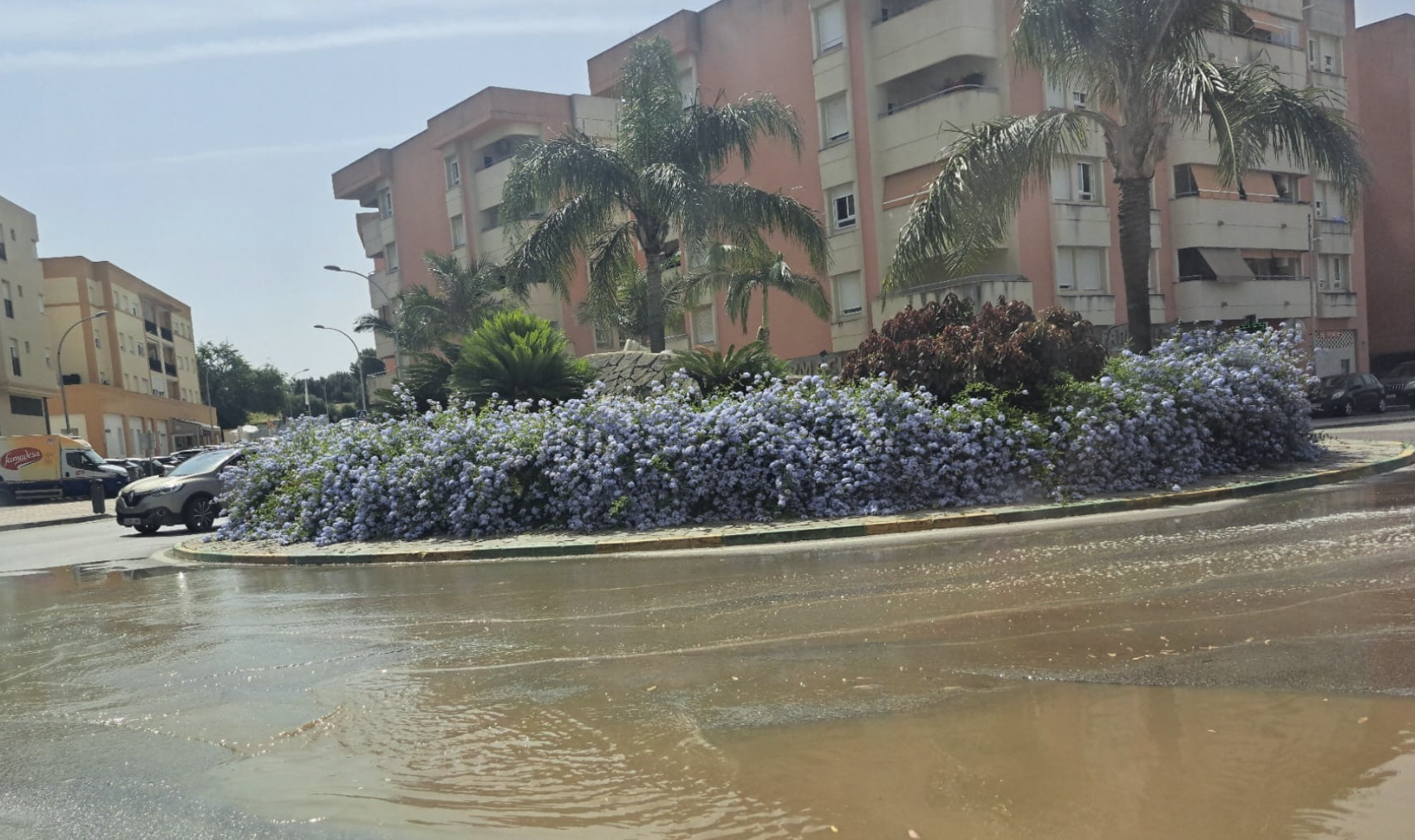 Un reventón deja sin agua a la calle Padre Dámaso este sábado en Los Barrios