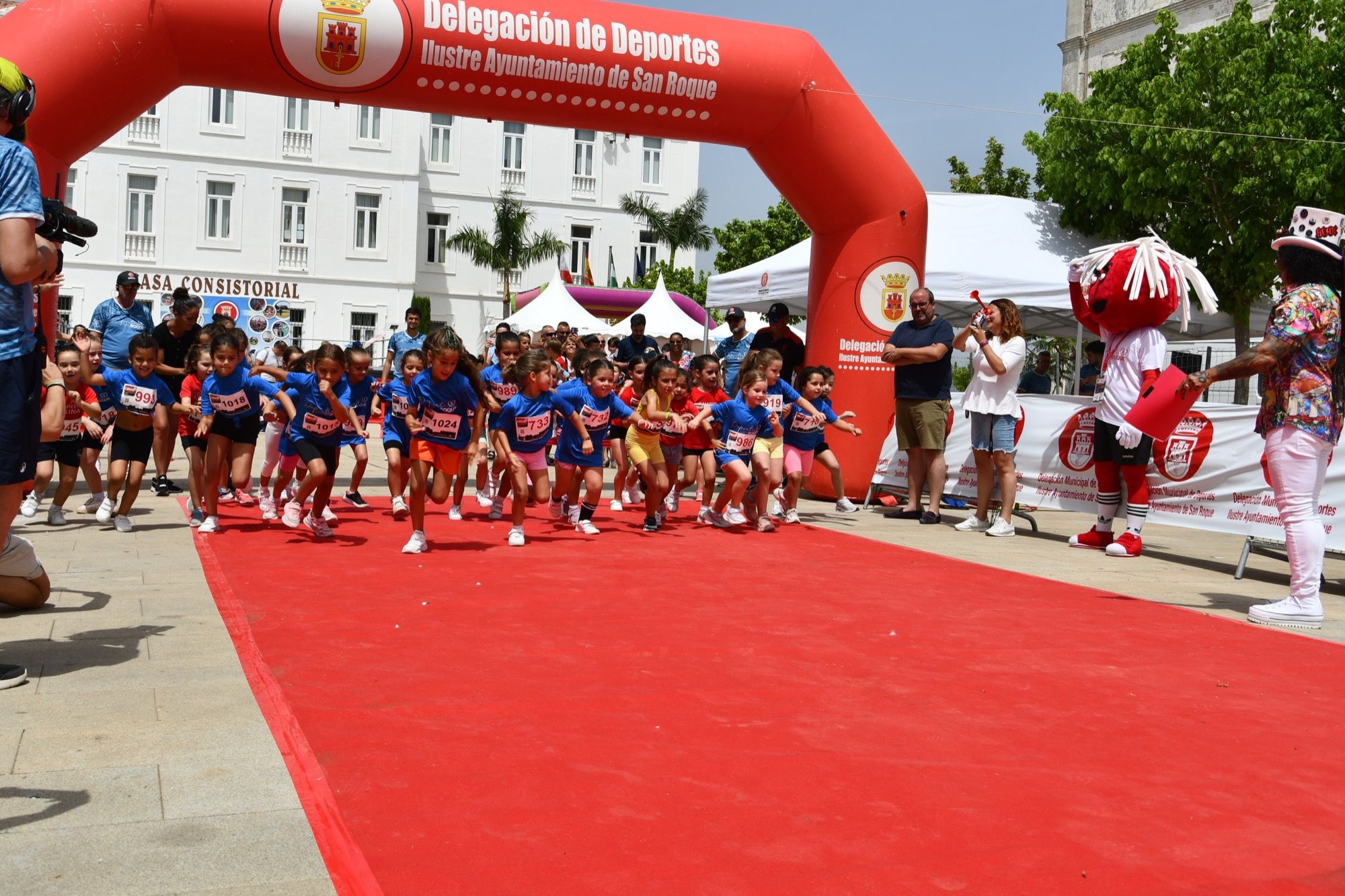 El IX Cross de las Cuestas arranca con baile, emoción y más de 900 participantes