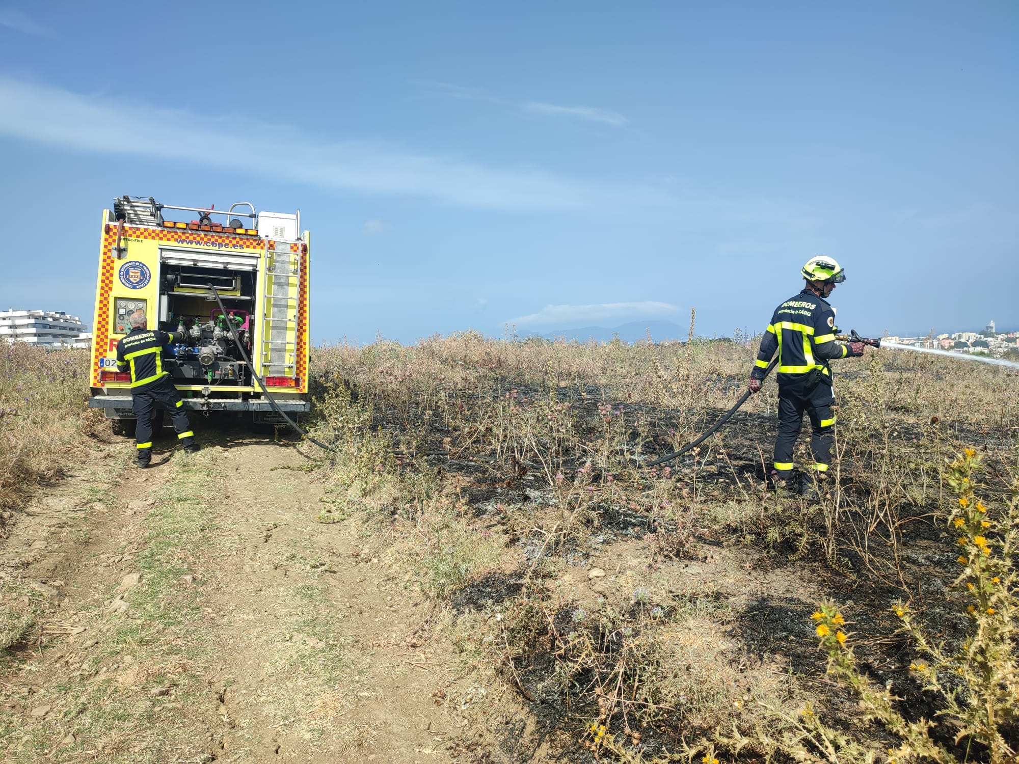 Bomberos sofocan un incendio de pasto junto al centro comercial Puerta Europa.