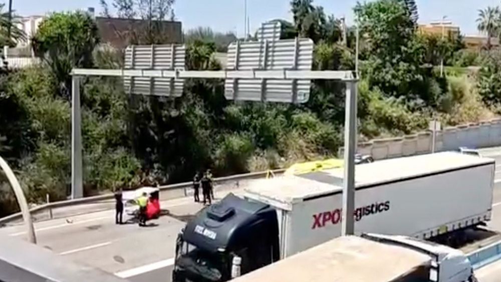 Un herido tras la colisión de un coche y una moto en la carretera de Acceso Norte a Algeciras. Foto: ONDA ALGECIRAS TV.