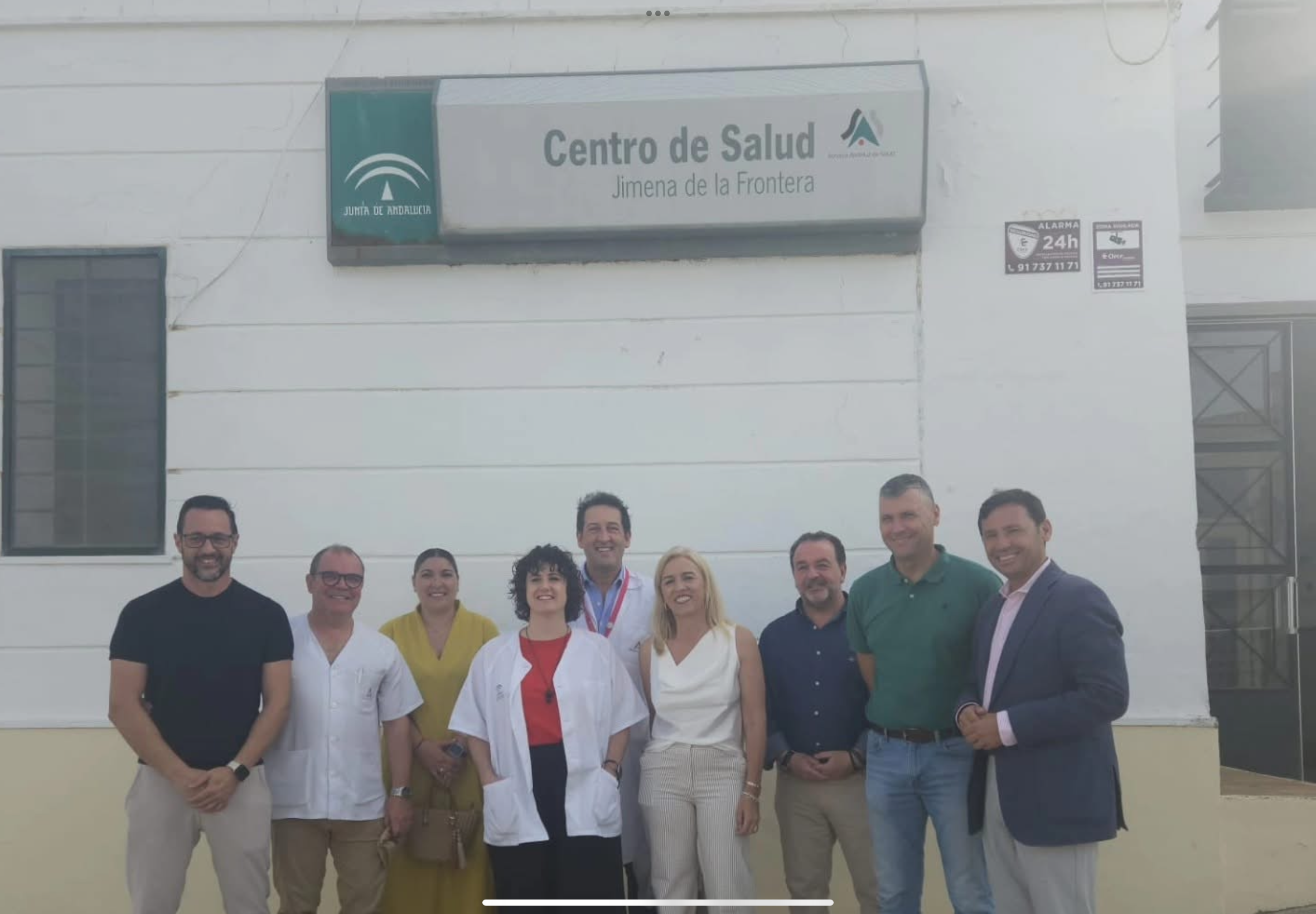 Imagen de la visita de responsables de la Junta al centro de salud de Jimena. 