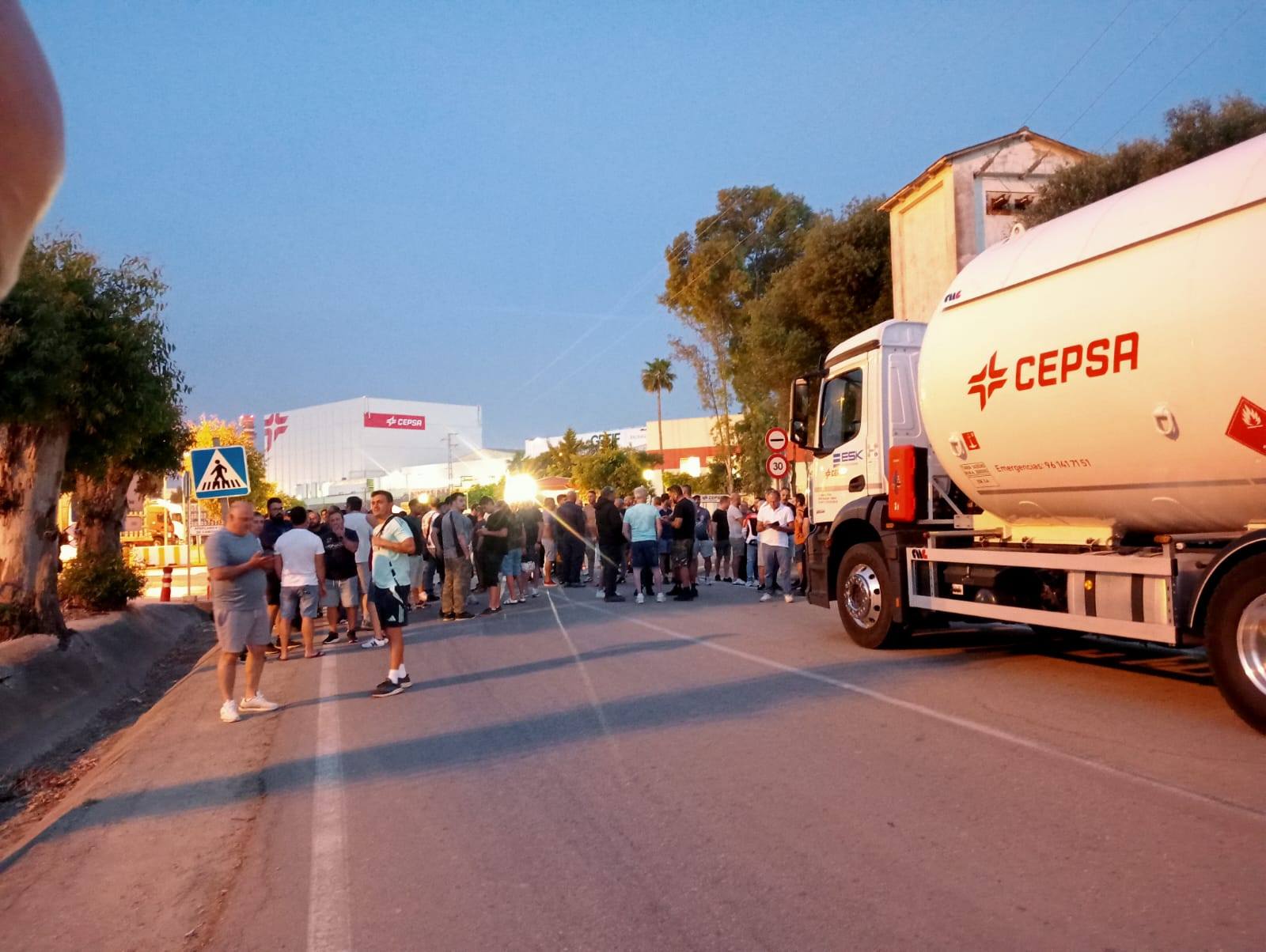 Trabajadores de huelga a la entrada de Moeve.