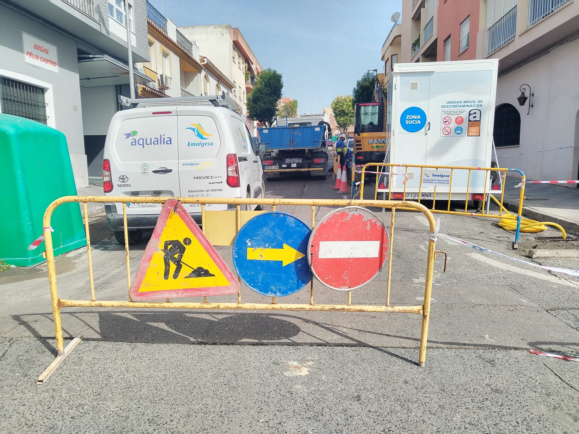 La rotura de una tubería en la calle Maestro Millán Picazo deja sin agua a los vecinos hasta la tarde. Foto: M.A.B. / 8Directo.