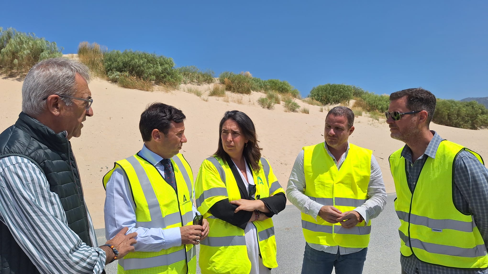 La Junta destina 80.000 euros para retirar arena de la carretera por la duna de Valdevaqueros