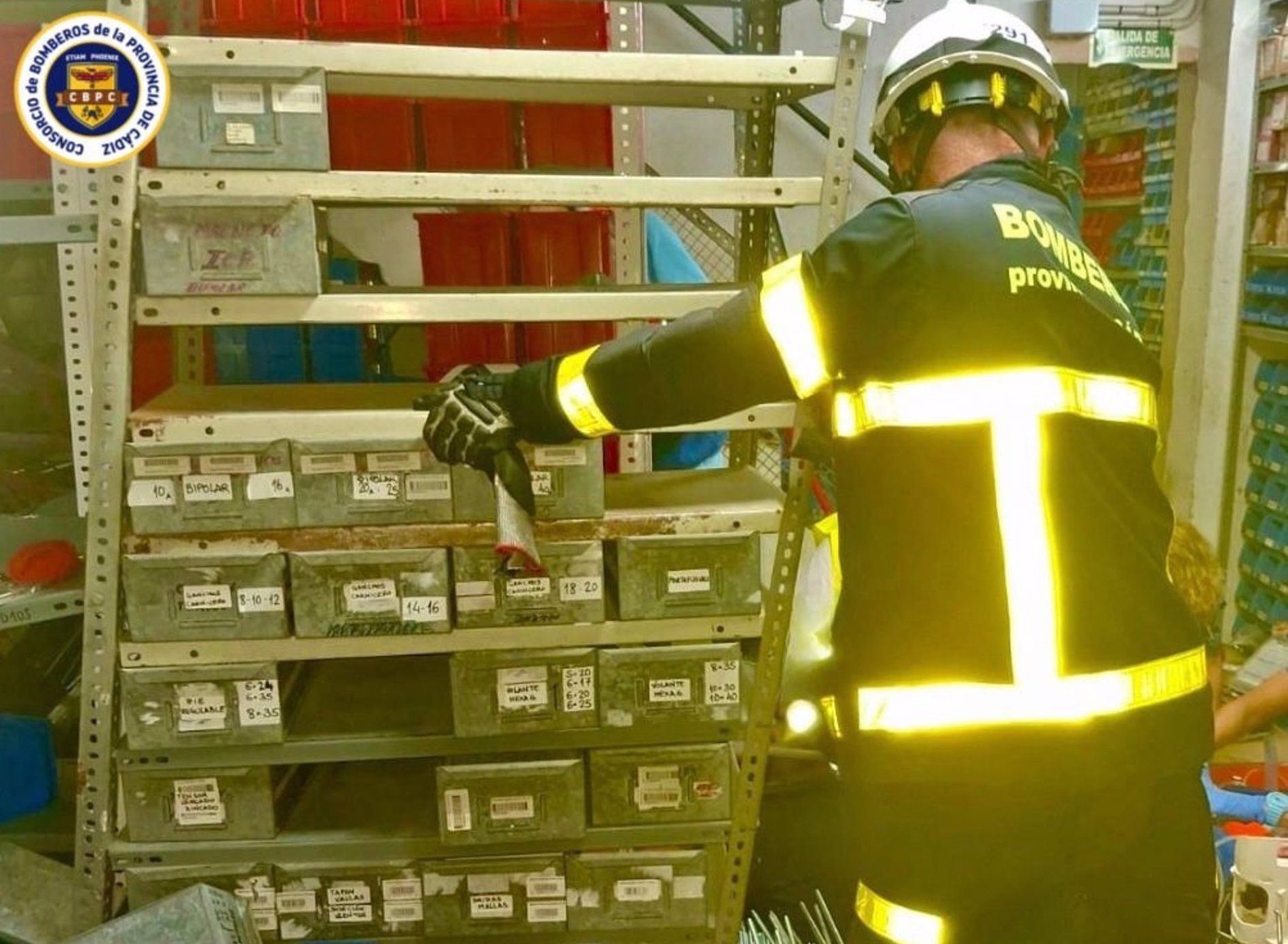 Fallece un trabajador en San Fernando al caerle encima el material de una estantería.