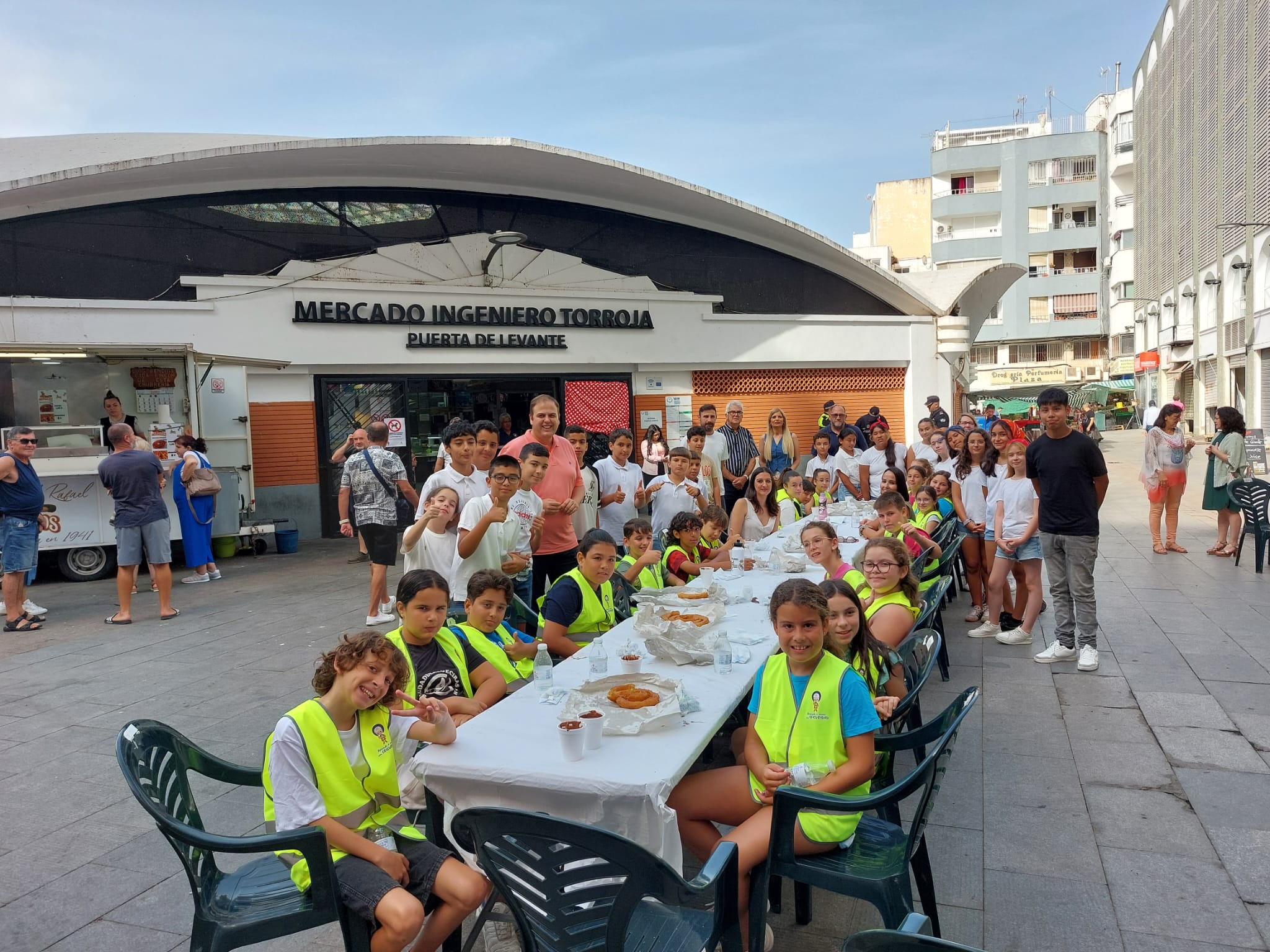 Chocolate con churros para los compañeros de los ganadores del concurso de dibujo de Tosantos.