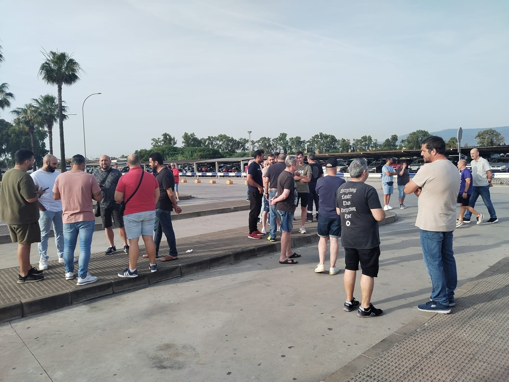 Trabajadores del metal a las puertas de Acerinox, esta mañana, en la primera jornada de huelga.