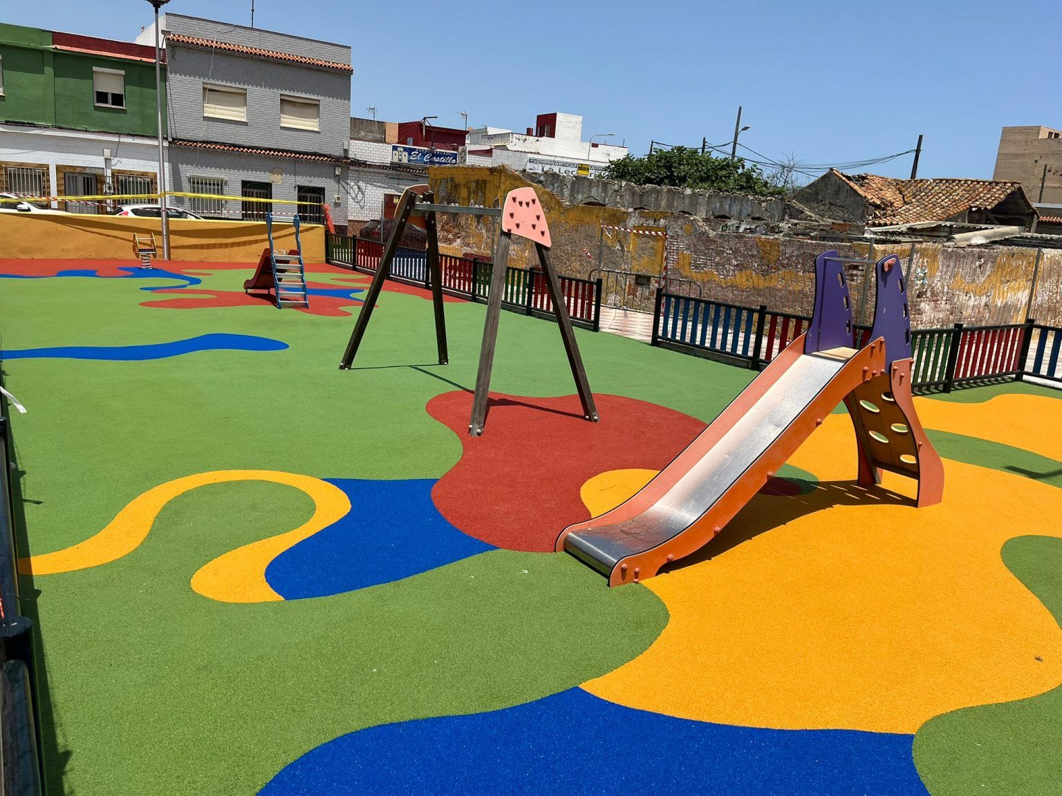 Ocho de los doce parques infantiles objeto de mejoras ya han sido abiertos en La Línea.