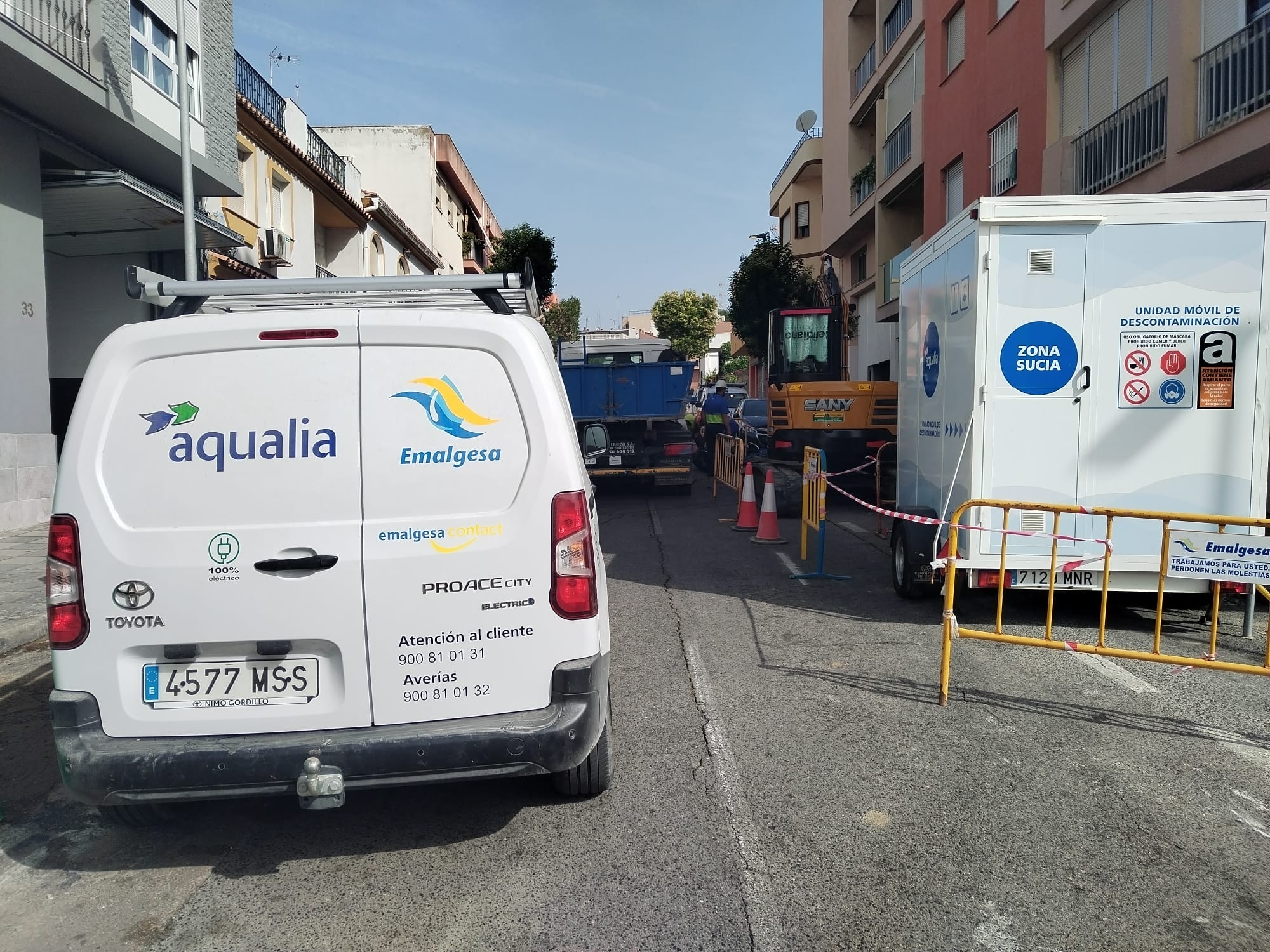 Restablecido el suministro de agua tras la avería en la calle Millán Picazo.