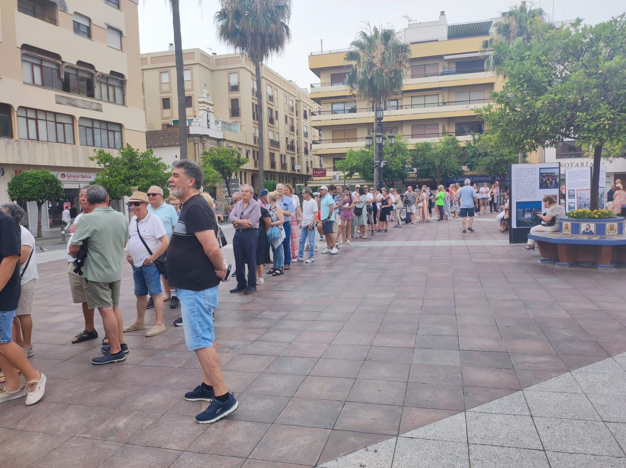 Algecireños hacen cola desde la madrugada para comprar una silla para la Cabalgata de Feria
