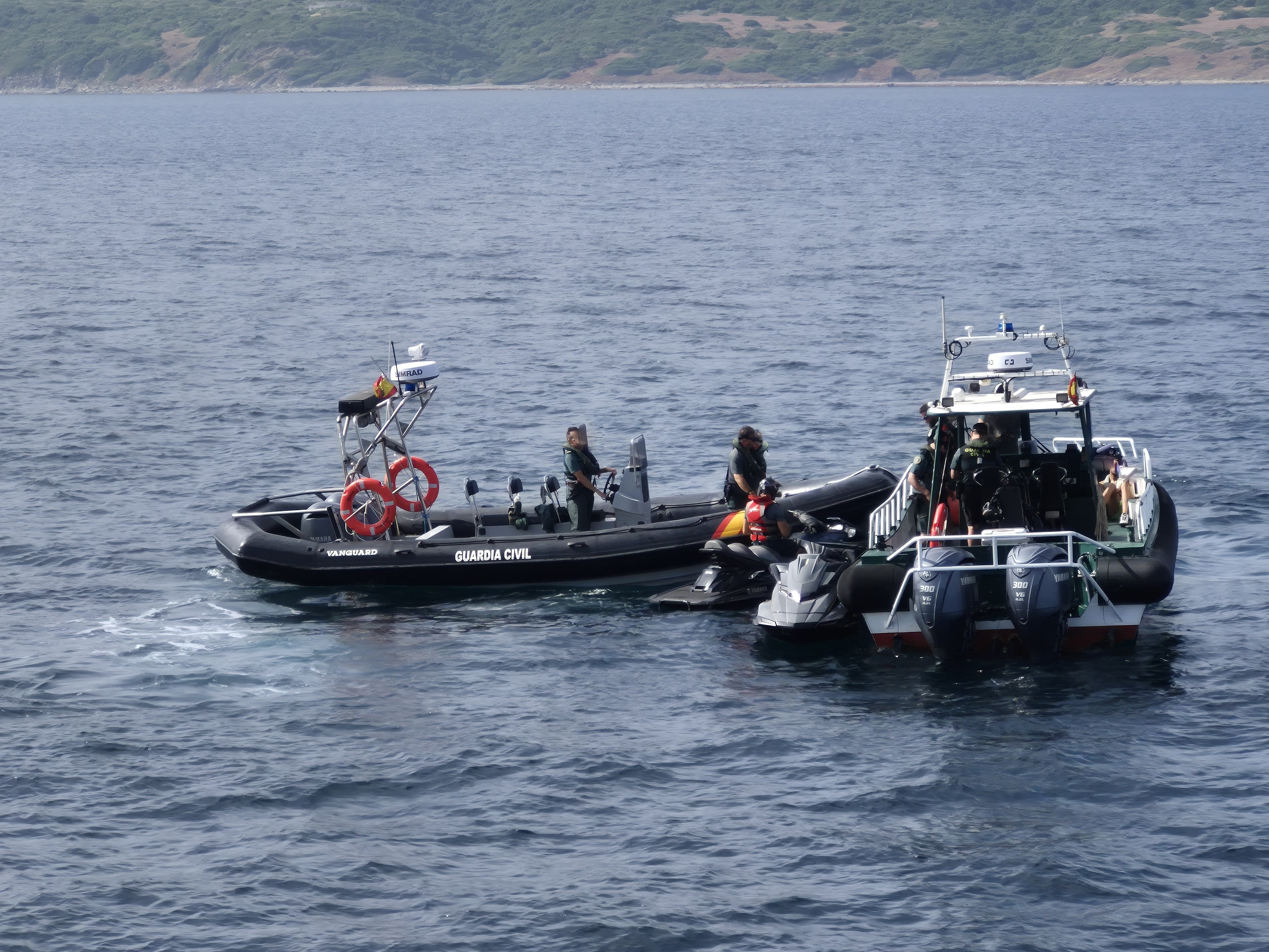 La Guardia Civil detiene a cuatro personas que transportaban más de 120 kilos de hachís en dos motos de agua La Guardia Civil detiene a cuatro personas que transportaban más de 120 kilos de hachís en dos motos de agua