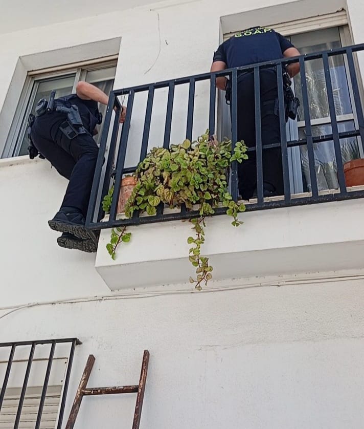 La Policía Local de Los Barrios reduce a un hombre atrincherado en su domicilio tras agredir a su madre