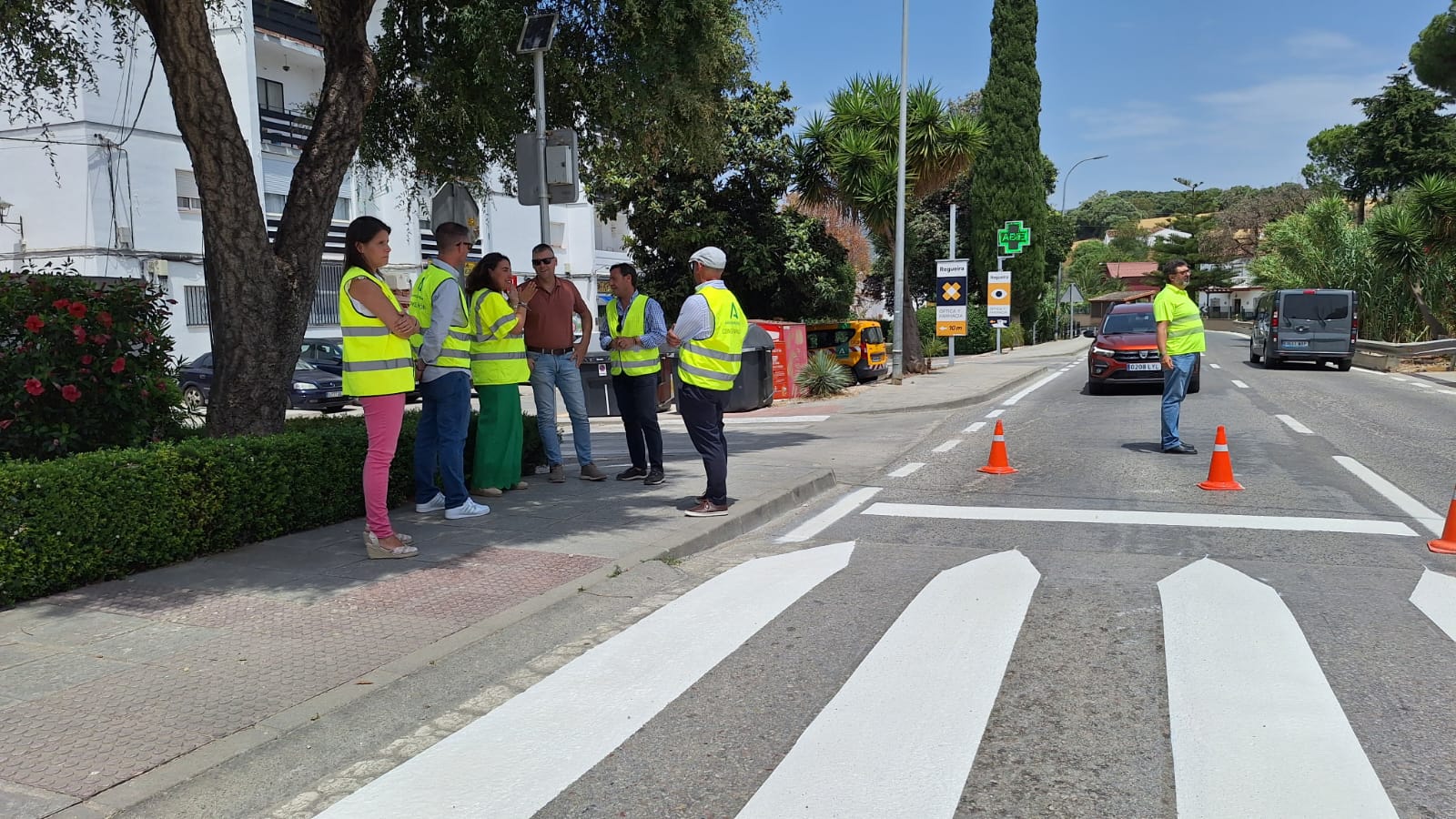 La Junta repinta las marcas viales y pasos de peatones de la travesía de Los Ángeles en Jimena