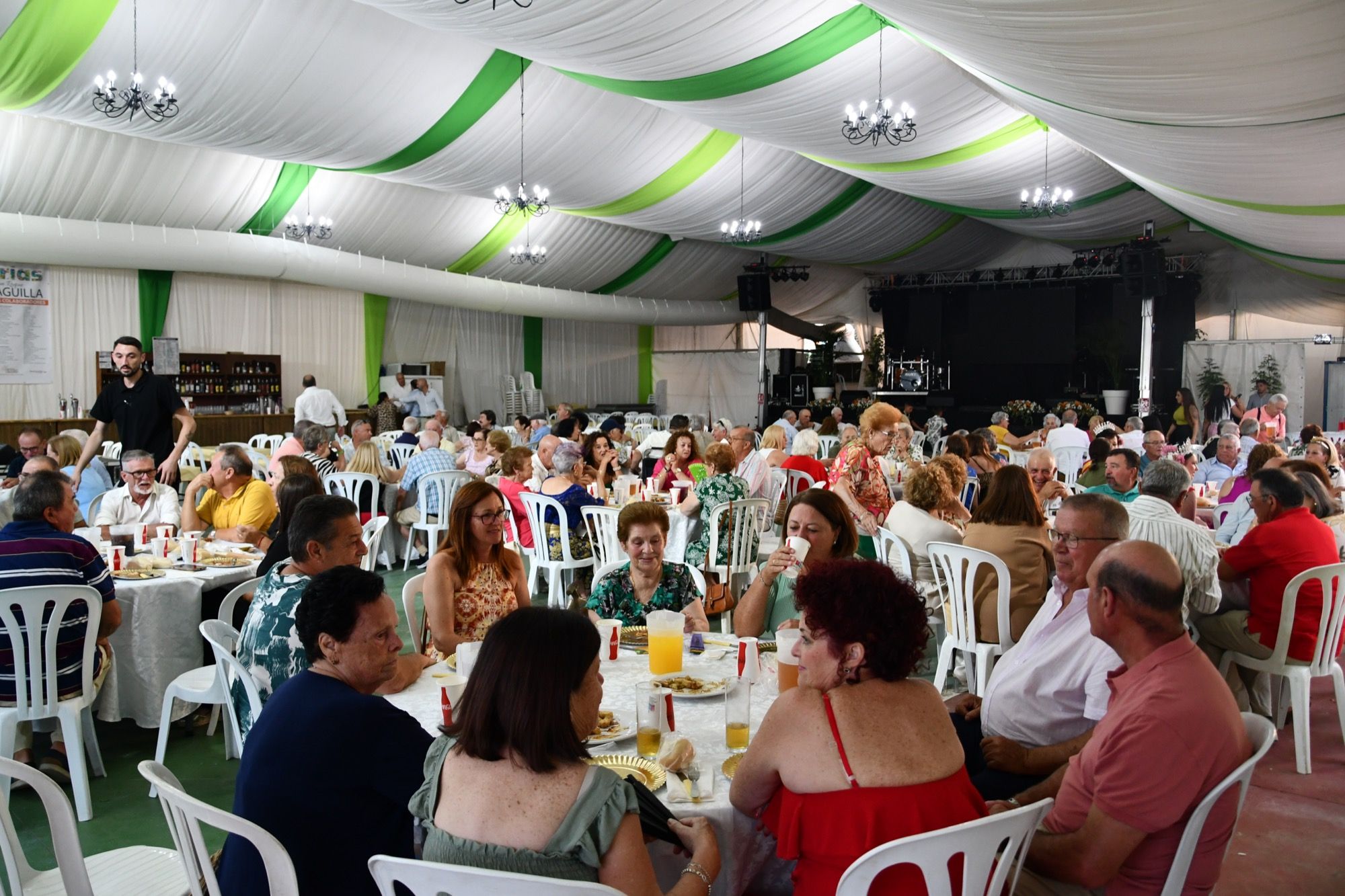 Animada tarde de viernes en la Feria de Taraguilla, con una memorable cena a la tercera edad. 