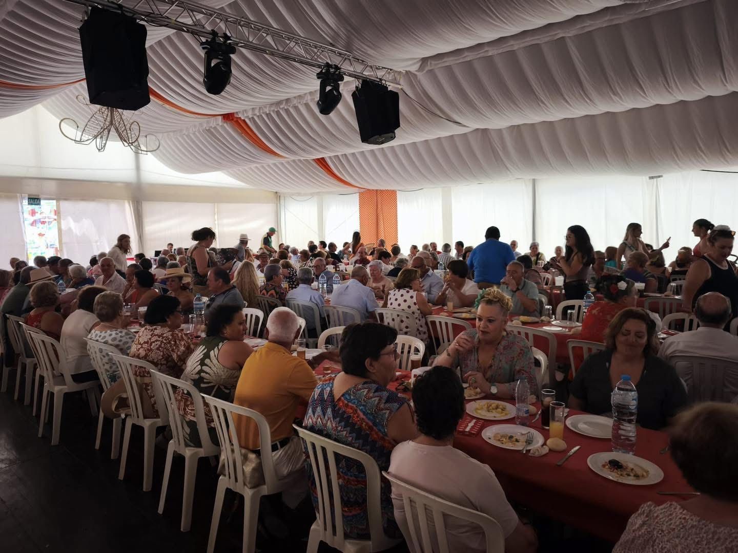 Los mayores de Tesorillo también disfrutan de su feria con el almuerzo para la tercera edad. Foto: Ayuntamiento de Tesorillo.