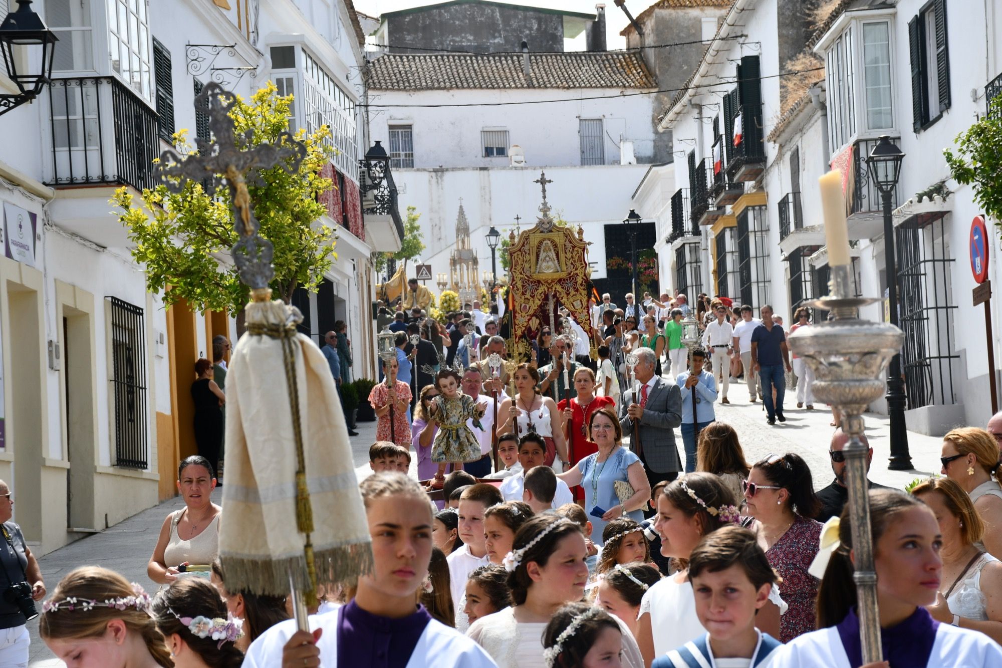 Brillante procesión del Corpus Christi en San Roque. 
