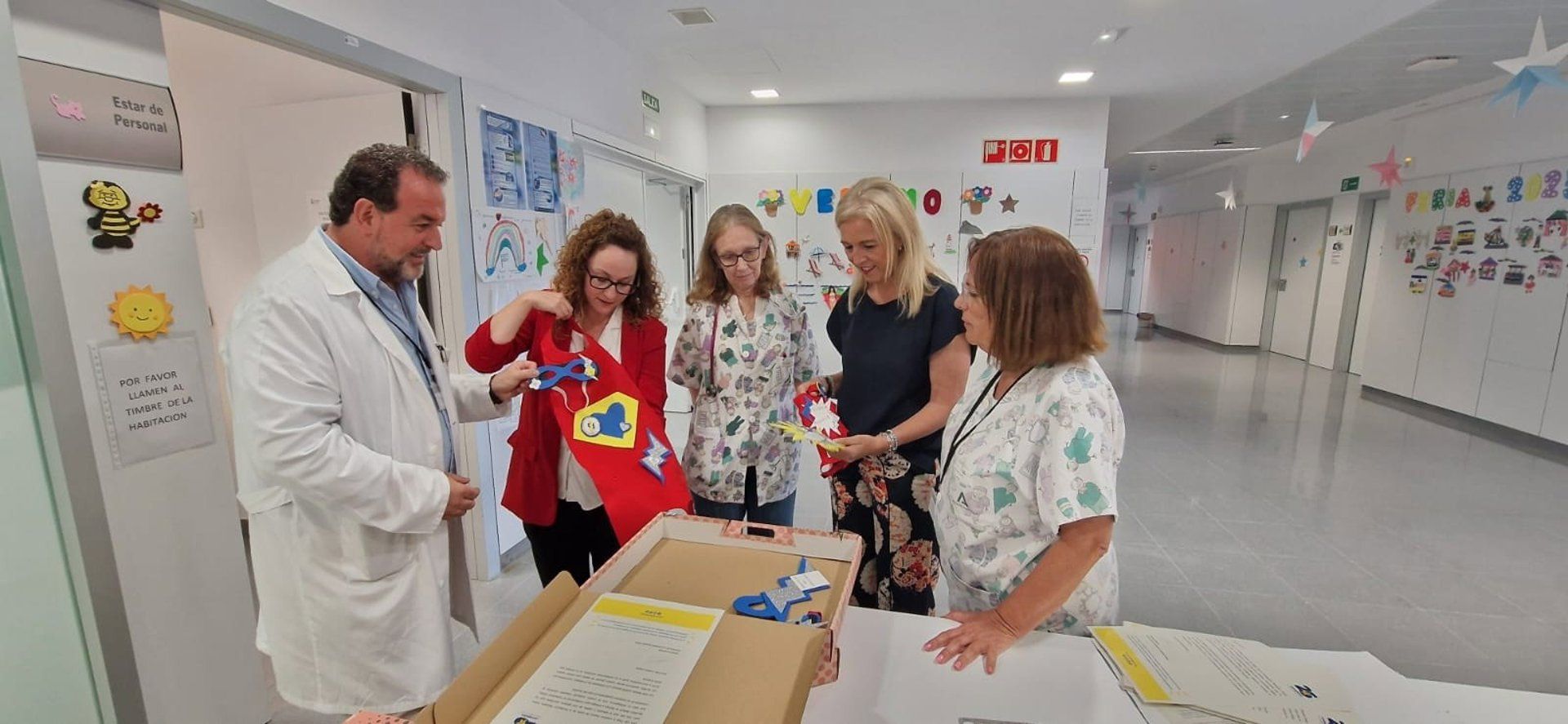Menores ingresados en el Hospital de La Línea recibirán kits para convertirse en superhéroes.