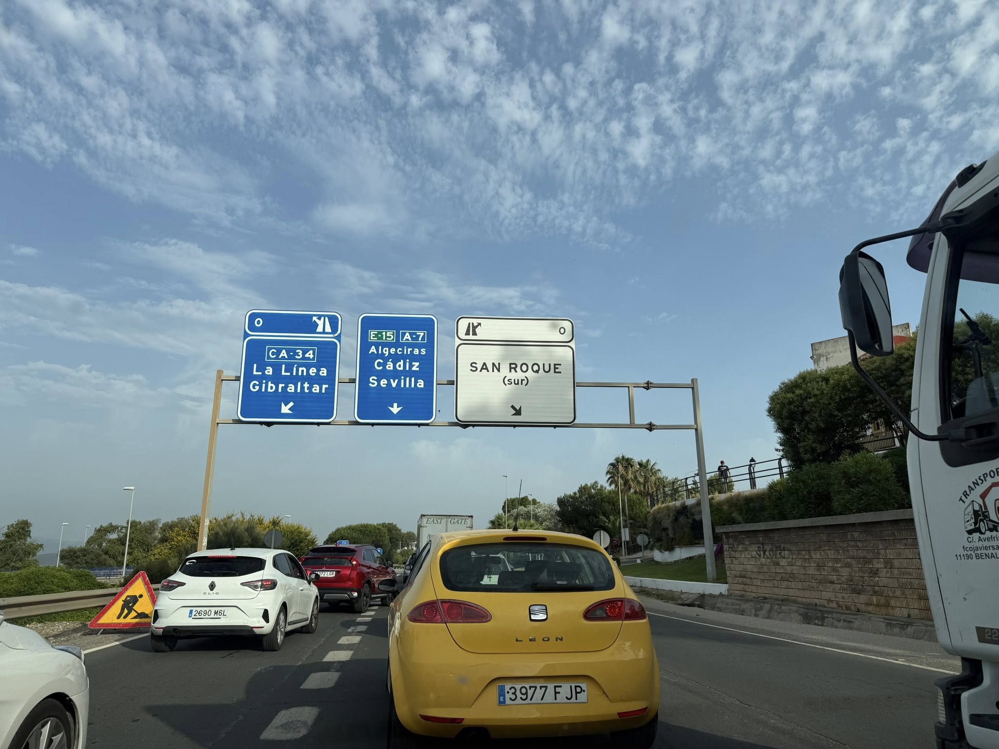 Trabajadores realizan cortes en la carretera y accesos a la refinería. En esta imagen, retenciones en el cruce del Toril, San Roque. Foto: S.D. / 8Directo.