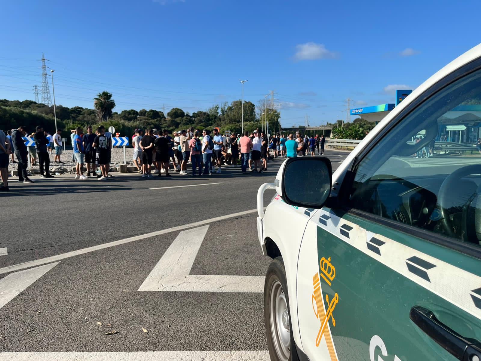 Trabajadores, durante el corte de carretera en el Campo de Gibraltar. 