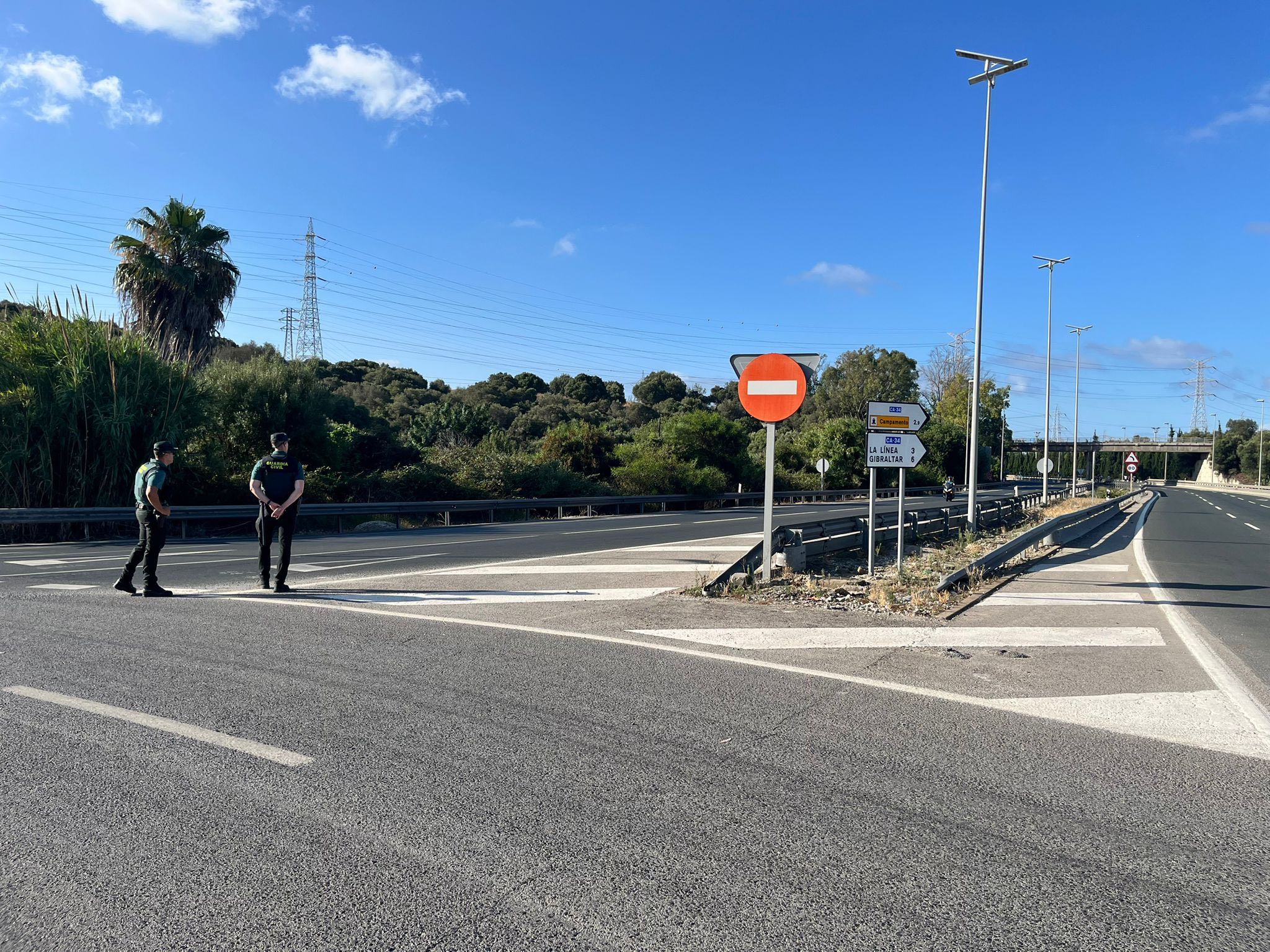 La trabajadores del metal realizan cortes intermitentes en la CA-34, entre San Roque y La Línea. Foto: F.M.