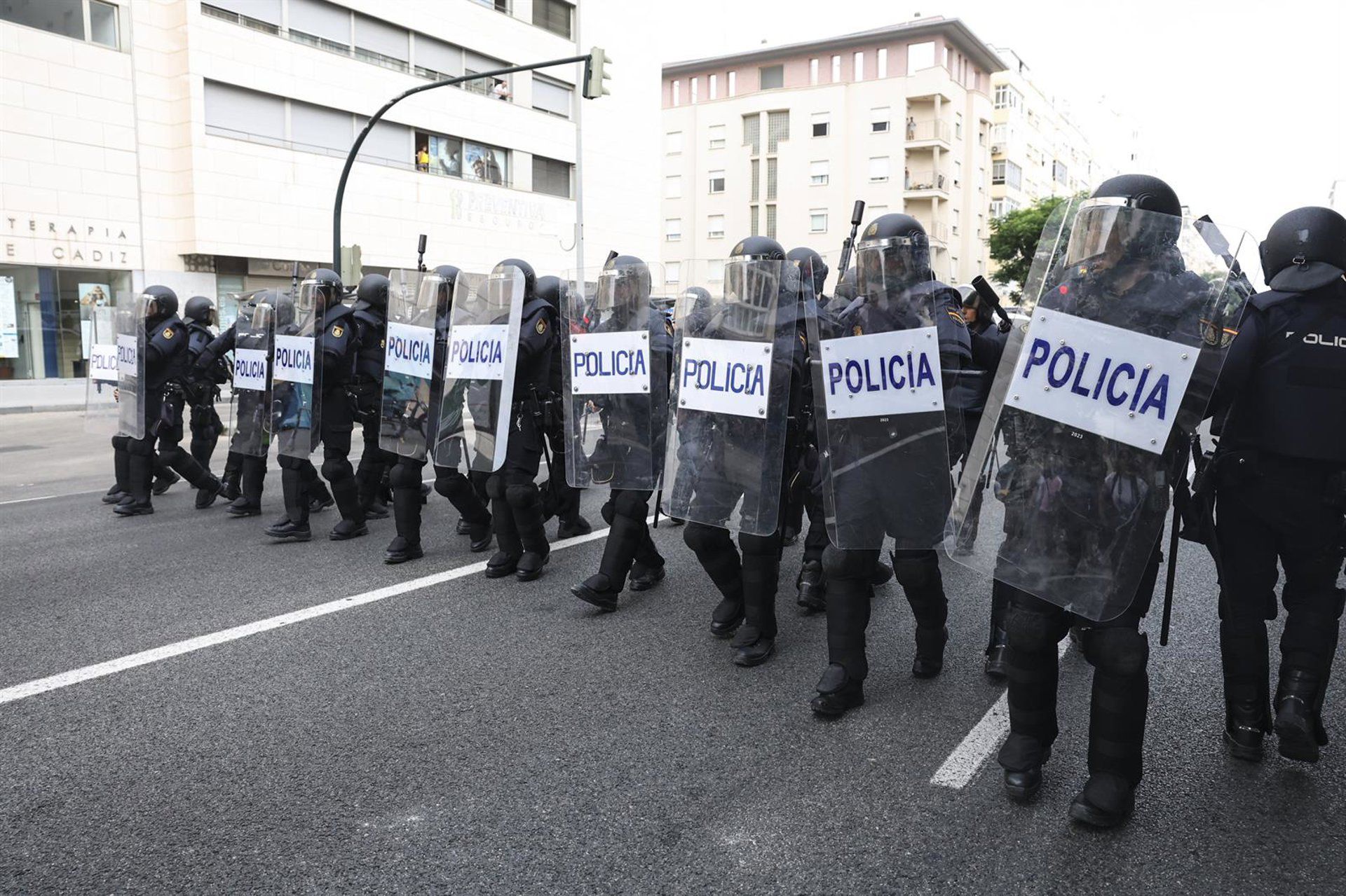 Antidisturbios de la Policía enfrentados a los manifestantes por la huelga del metal en Cádiz la semana pasada, durante los dos días de paro previos a la huelga indefinida. ARCHIVO. - Nacho Frade - Europa Press