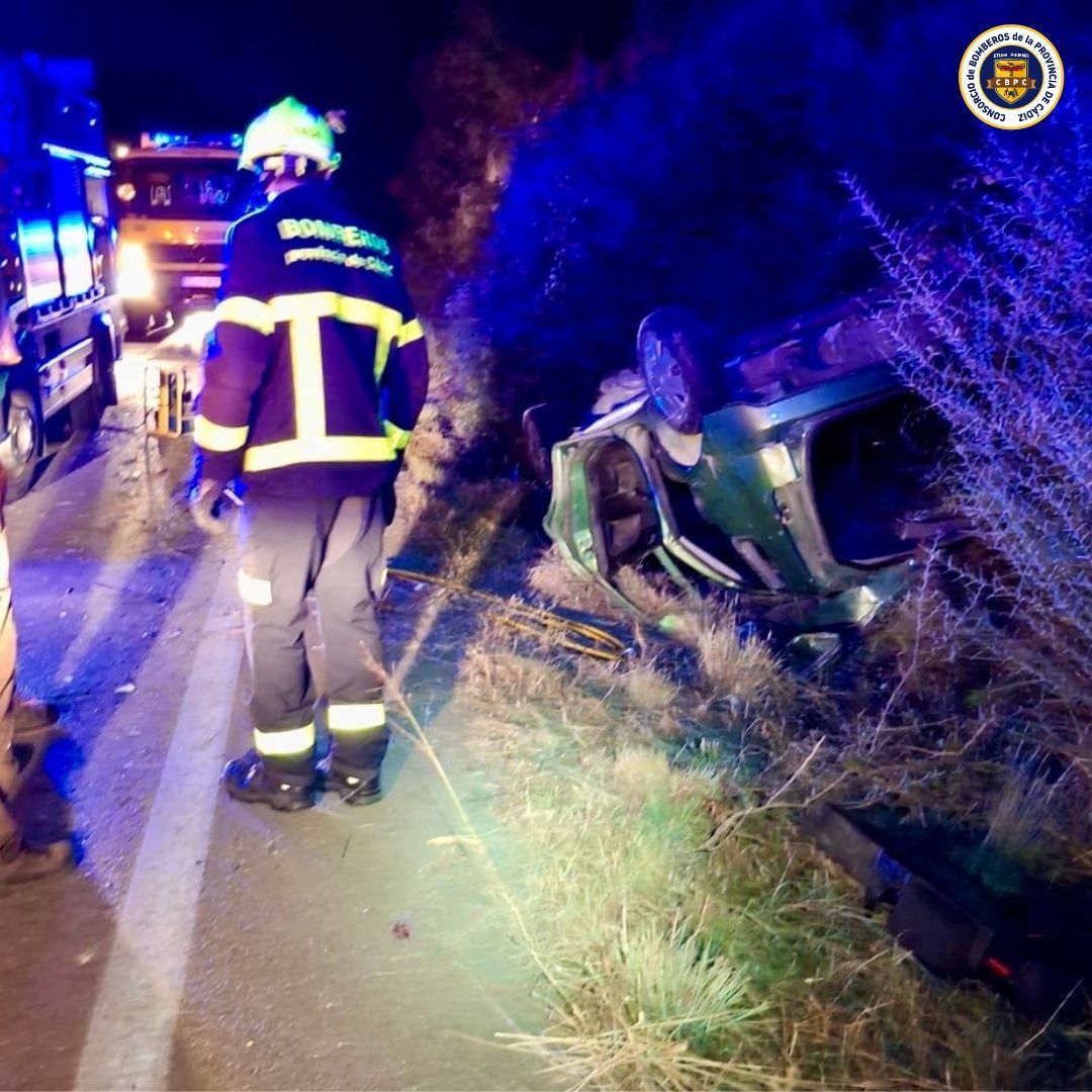 Bomberos liberan a una persona atrapada en su coche tras un accidente de tráfico en la A-405 de Los Barrios