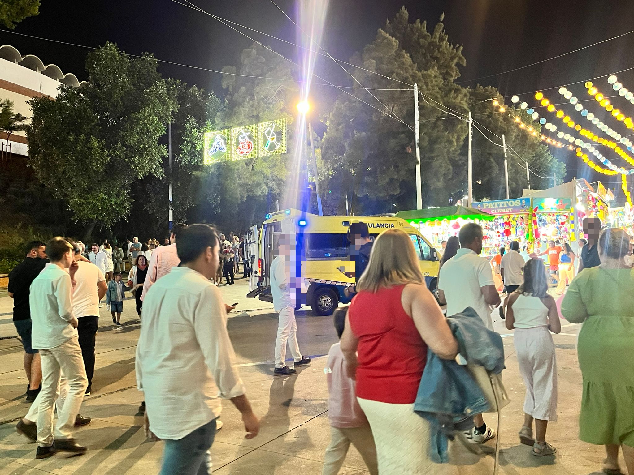 Imagen de 8Directo. Una ambulancia en el recinto ferial. 