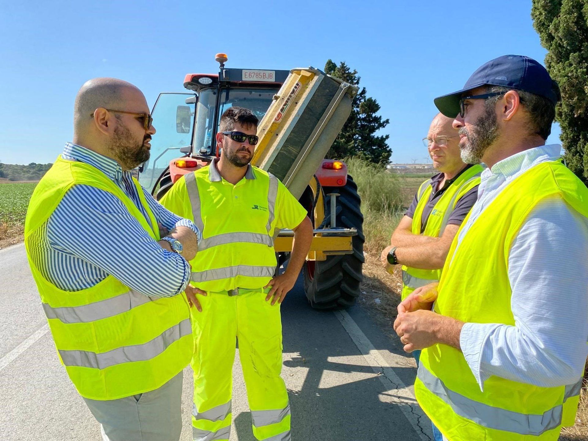 Javier Bello en El Torno supervisando los trabajos de desbroce en los márgenes de las carreteras. - DIPUTACIÓN DE CÁDIZ