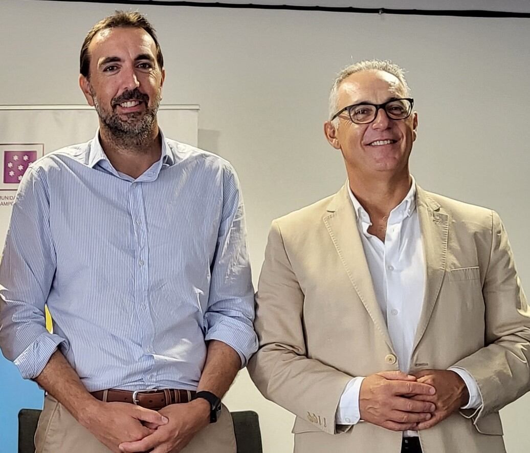 El presidente de la Mancomunidad de Municipios del Campo de Gibraltar, Juan Lozano, junto al alcalde del Ayuntamiento de Tarifa, Francisco Ruiz Giráldez.