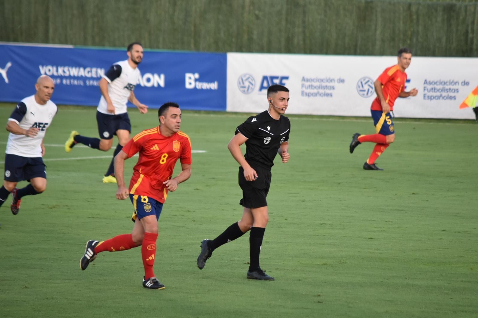 El joven sanroqueño Iker García arbitra junto a veteranos de la Selección española.