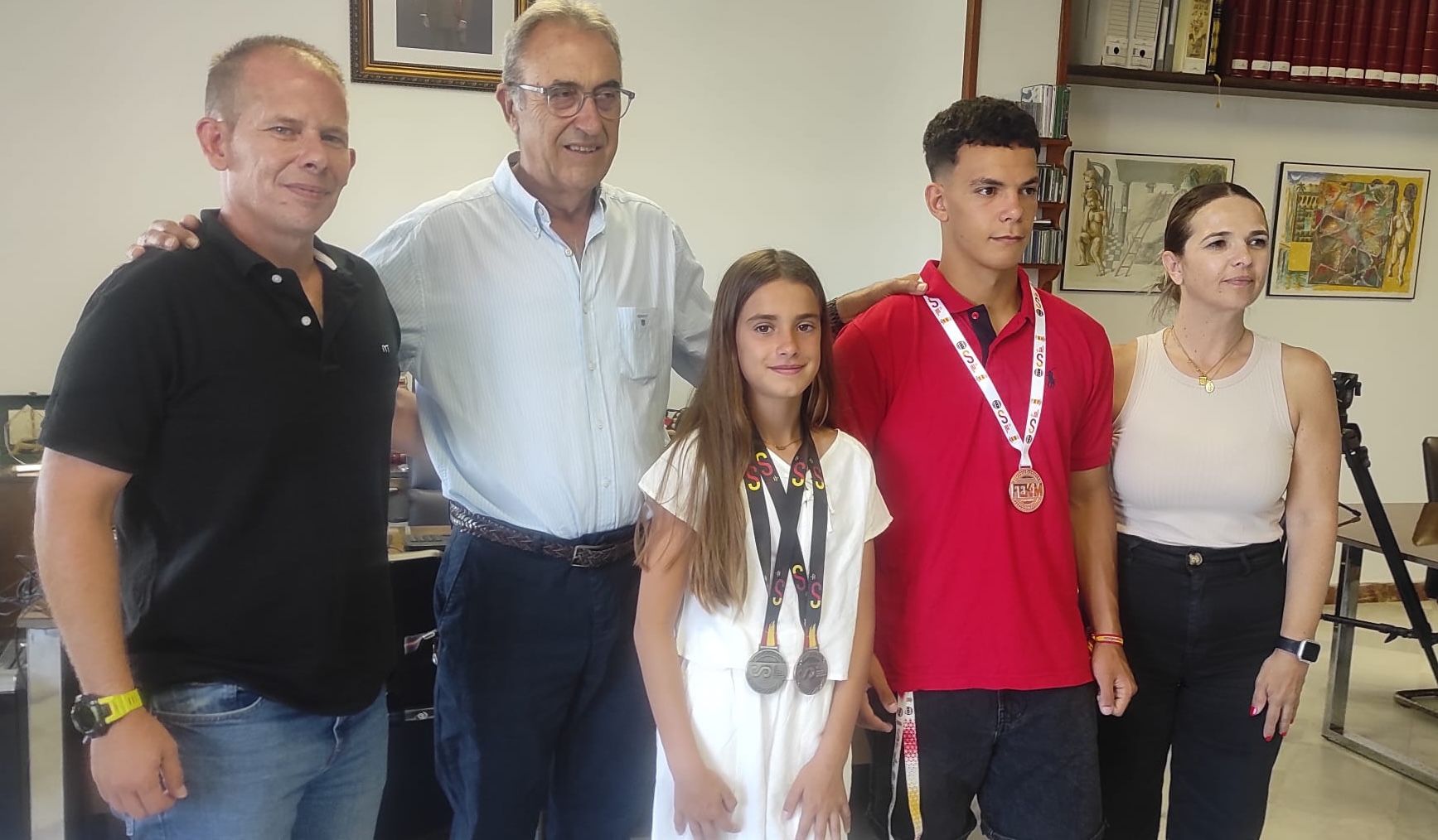 Los tarifeños Álvaro Ojeda y Paula Sánchez, campeones nacionales de kick boxing en sus categorías.