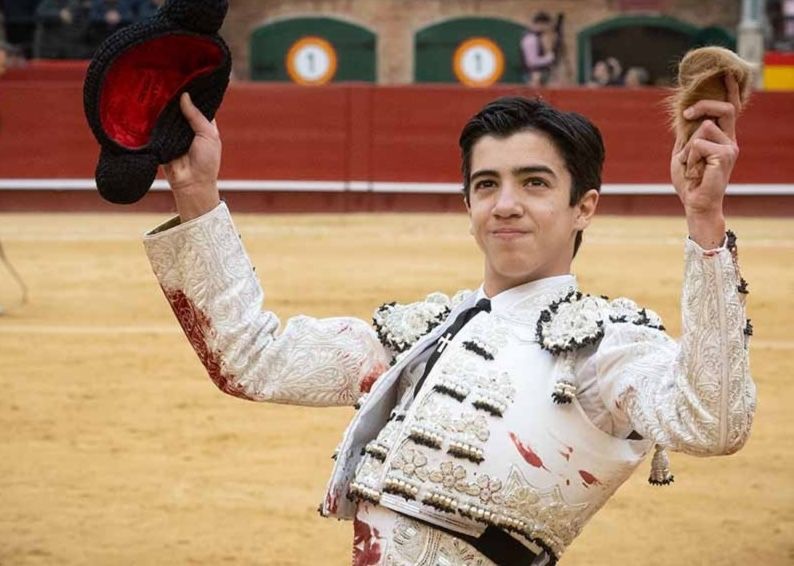 La caseta 'La Favorita' galardona a Marco Pérez con su tradicional trofeo taurino.