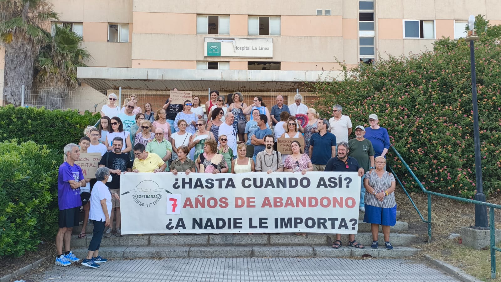 Vecinos de La Línea se concentran ante el abandono del edificio del antiguo hospital.