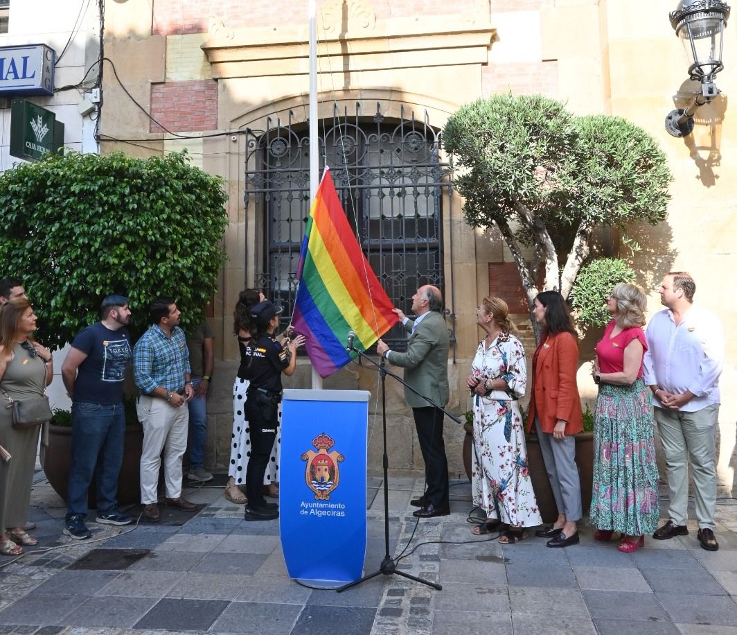 El Ayuntamiento de Algeciras iza la bandera LGTBI por el Día del Orgullo.