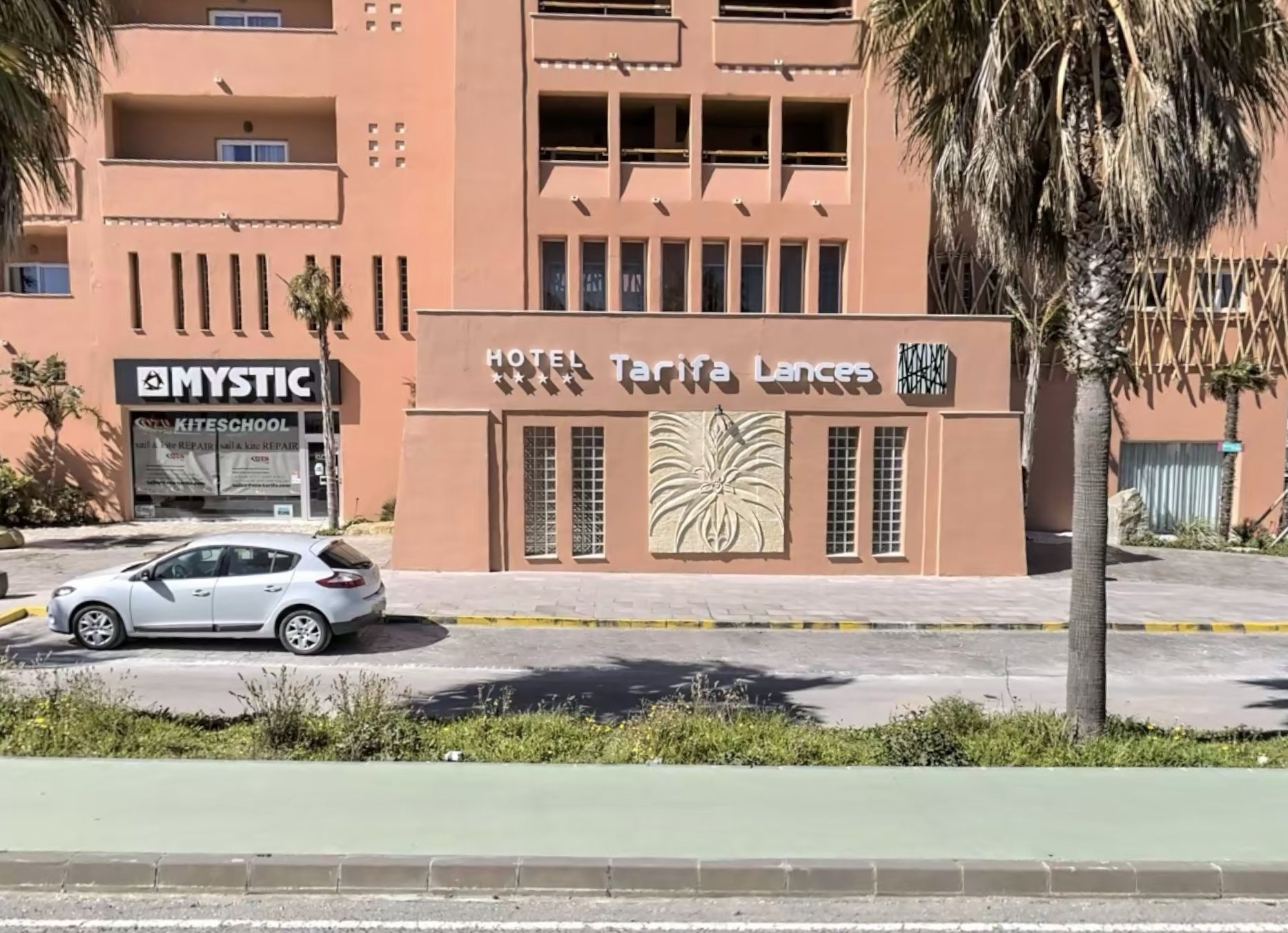 Noticia: El Campo de Gibraltar arranca el verano con peores cifras de ocupación hotelera que en 2024.Hotel Tarifa Lances. Imagen de Google Maps. 