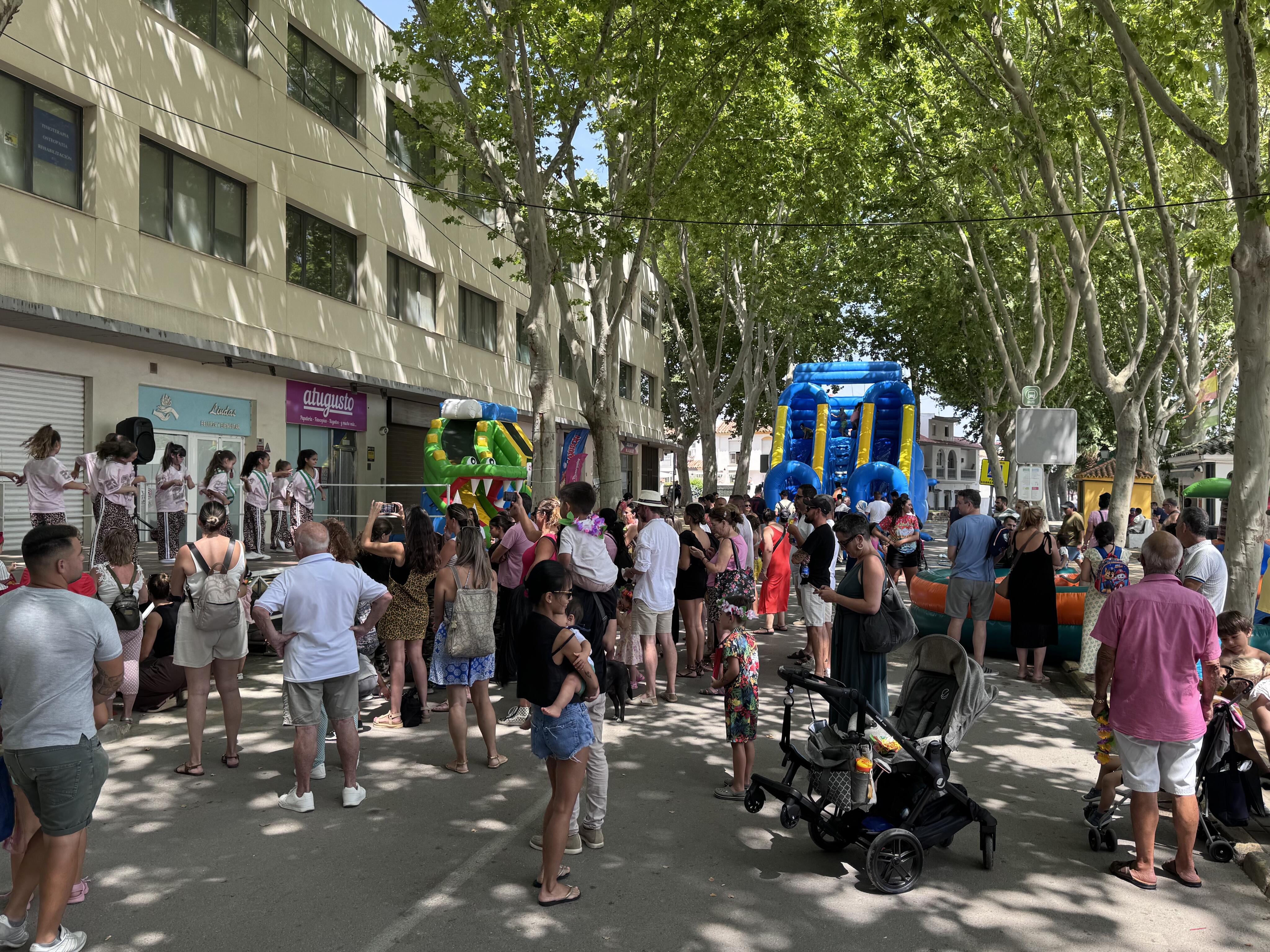 El almuerzo de mujeres y la fiesta infantil marcan el sábado de feria en Guadiaro