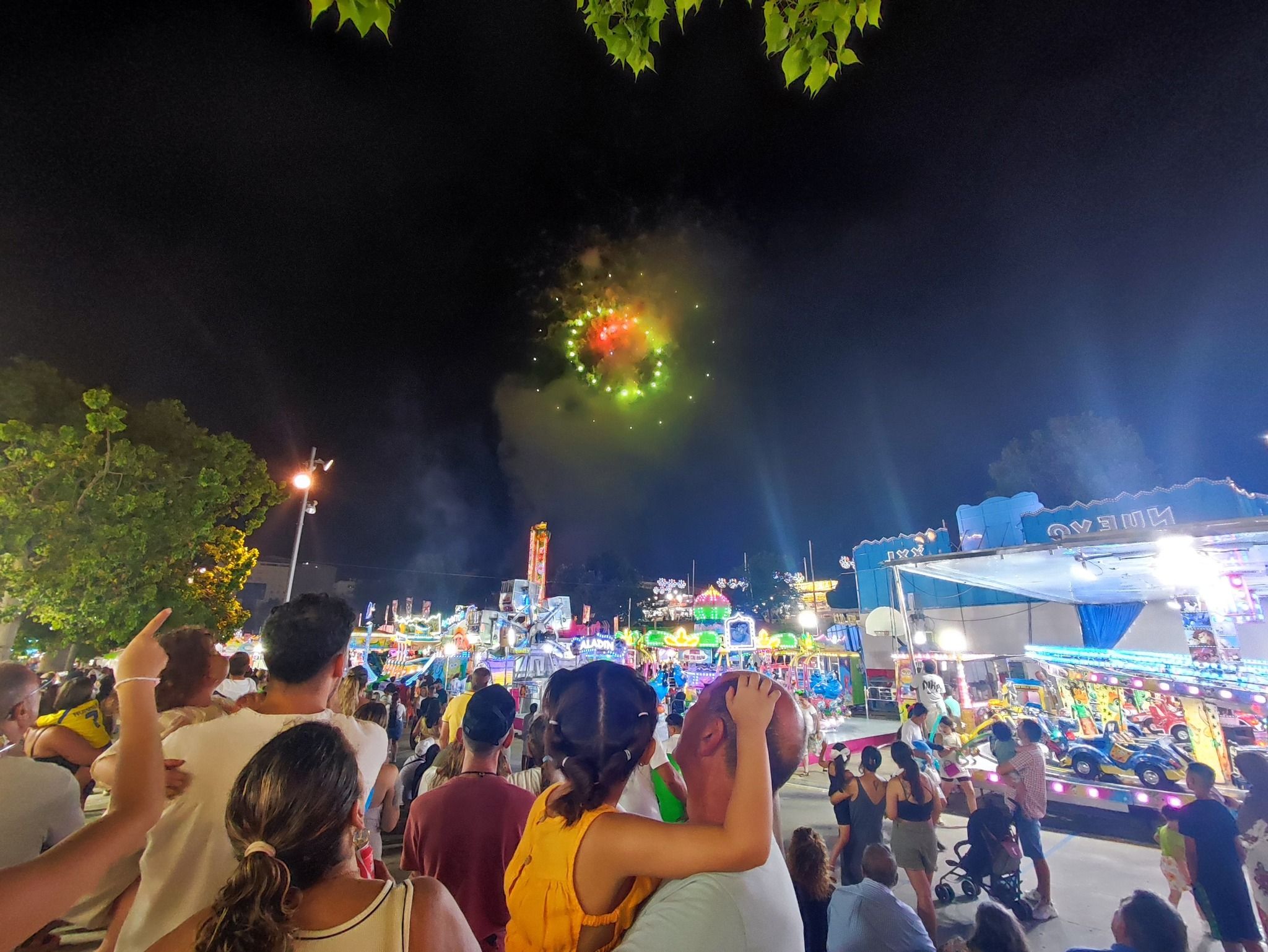 El cielo de Algeciras se tiñe de color para despedir a su Feria Real 2025