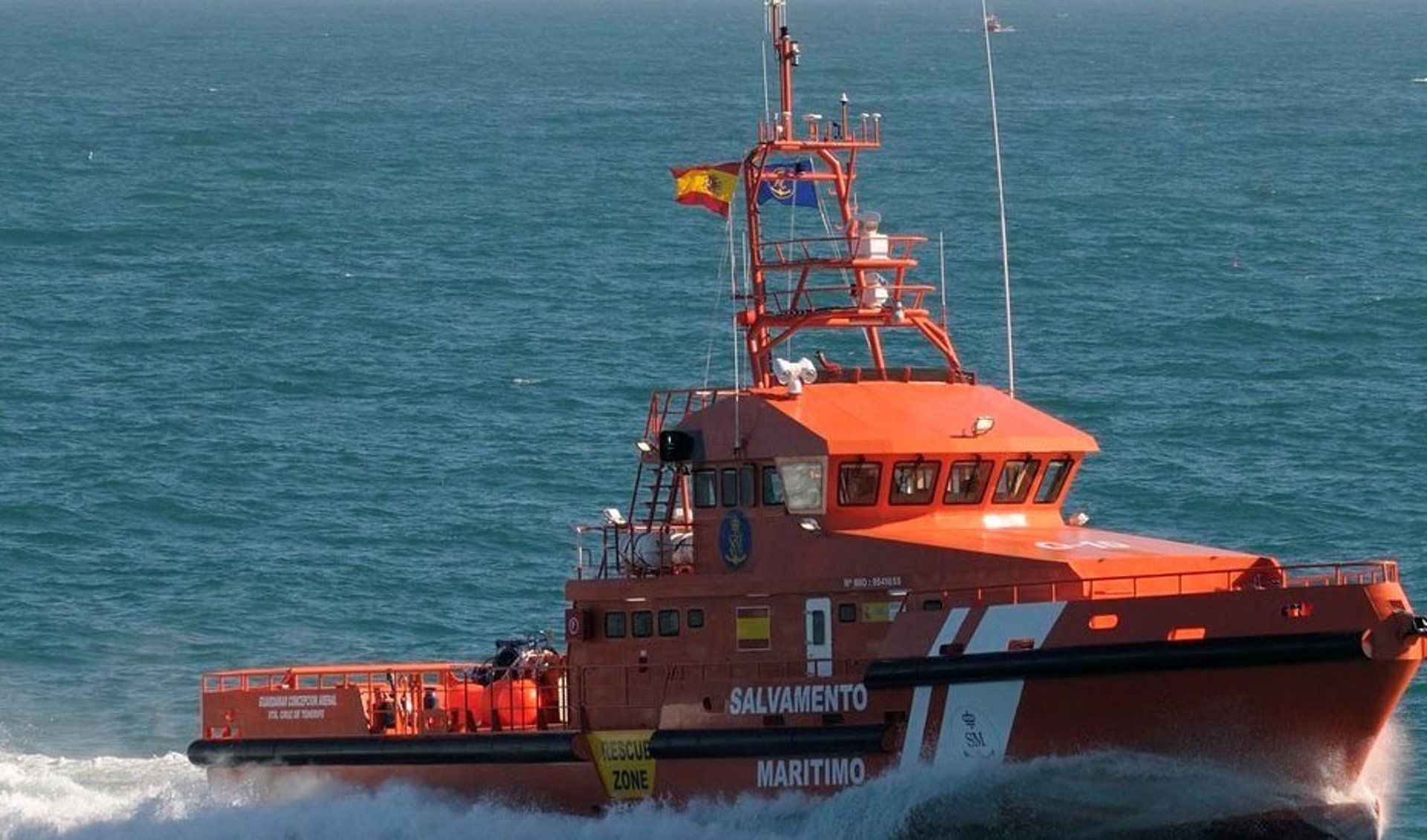 Buque de Salvamento Marítimo. - JUNTA DE ANDALUCÍA. Muere una mujer al chocar una moto de agua y una lancha en Manilva