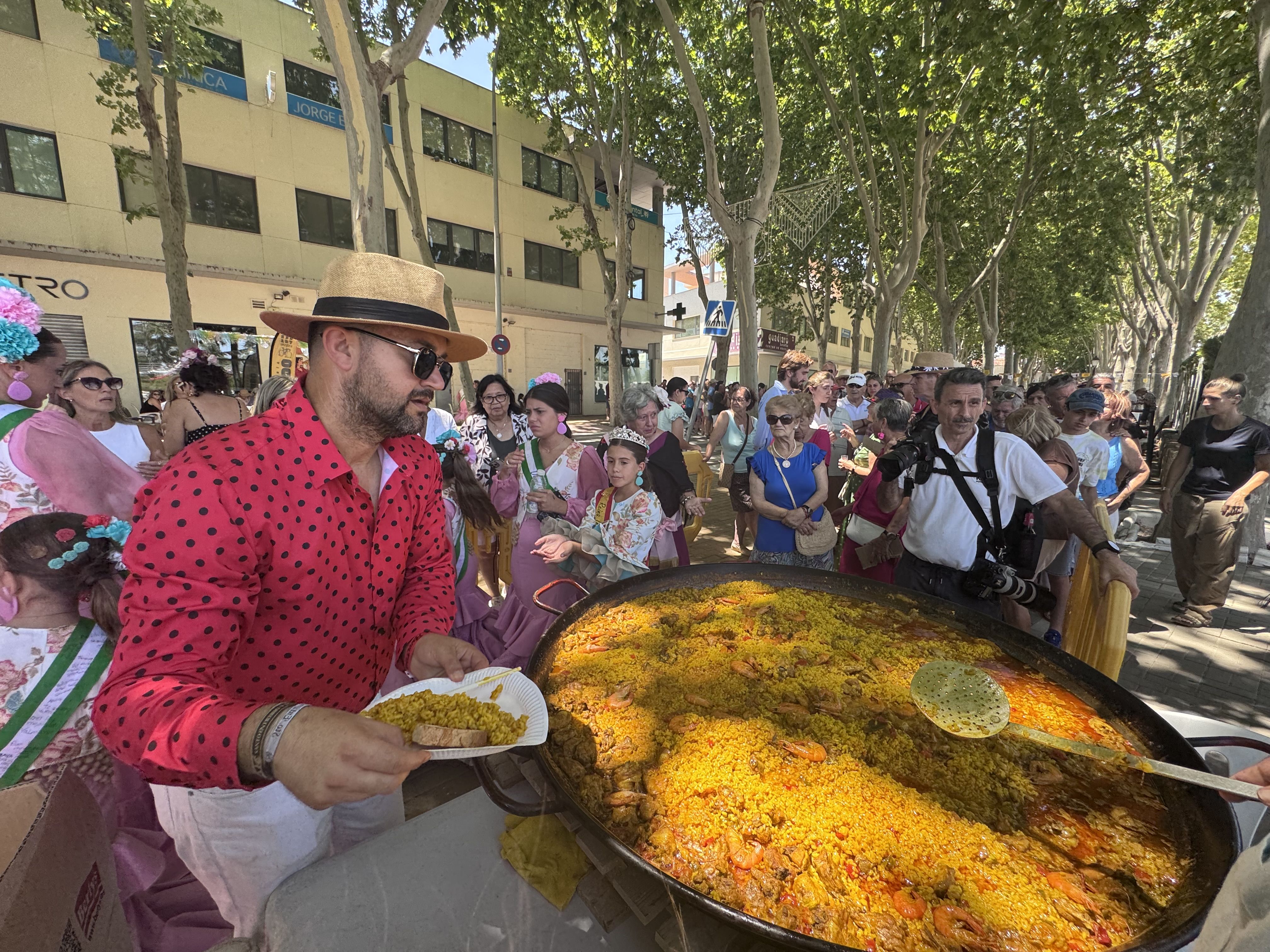 Los guadiareños llenan La Avenida Ciro Gil celebrando su Domingo Rociero