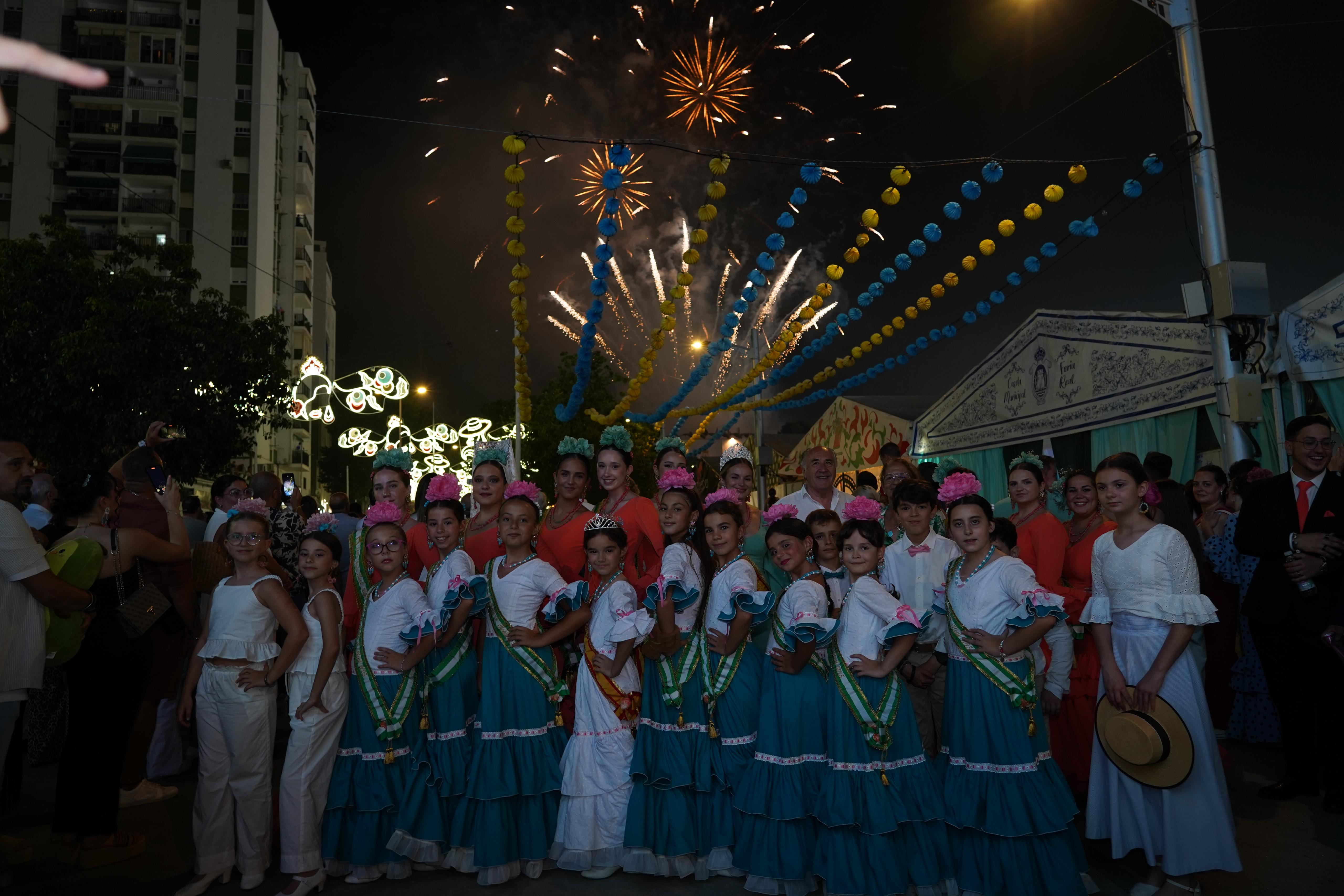El alcalde con la corte infantil y juvenil durante el espectáculo de fuego artificiales. Feria Real de Algeciras 2025. 