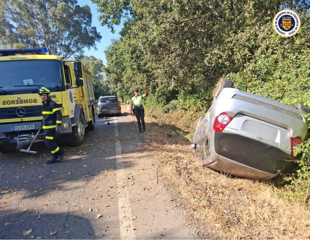 Imagen del siniestro de esta mañana. Nuevo accidente de tráfico en la A-405: el vuelco de un vehículo en la cuneta sin heridos